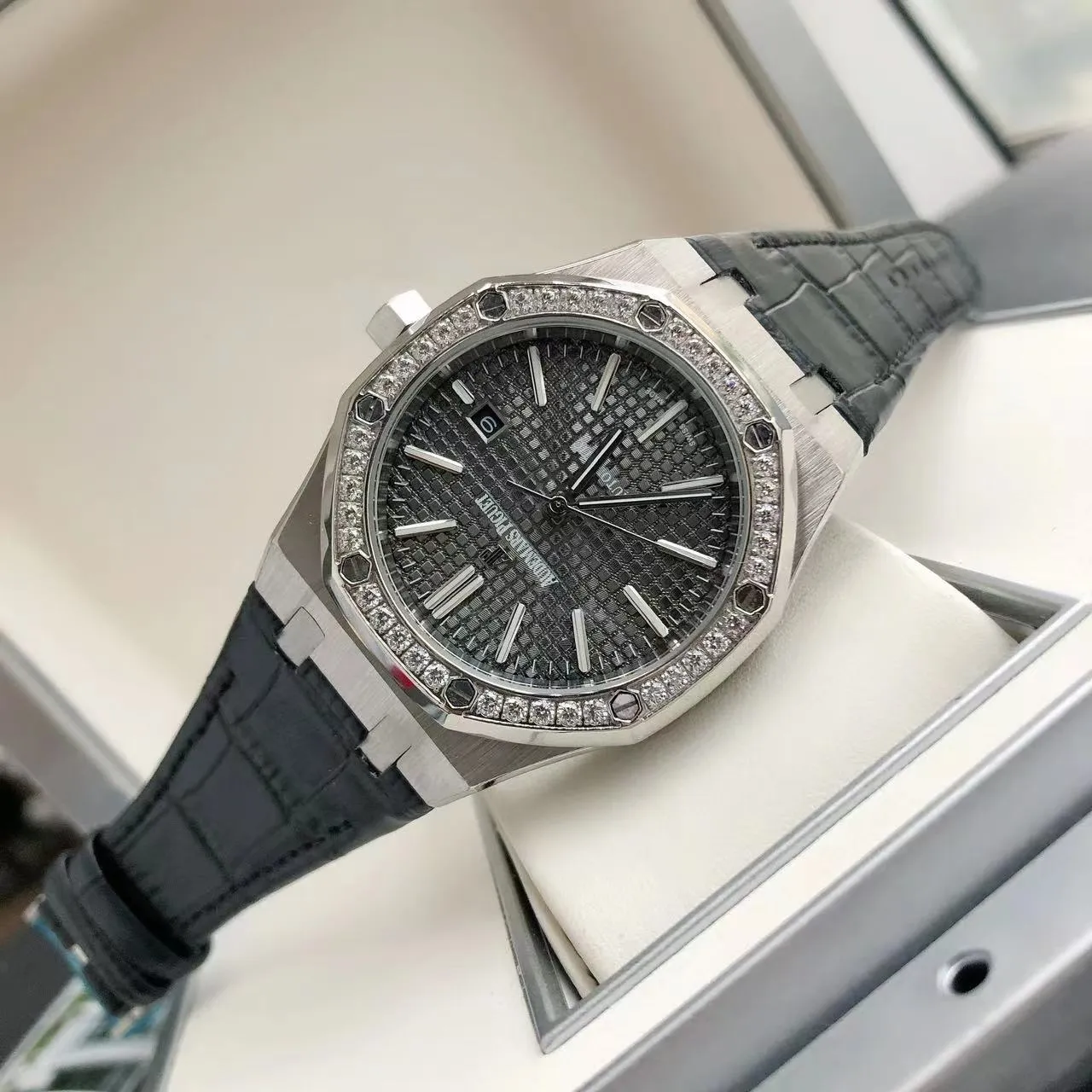 【High-end replica】💰1300! 【Customized all-in-one machine】💰1720! The 2022 newly upgraded Audemars Piguet 15400 series watch with diamond ring, as the most classic model of the Royal Oak series, has three hands and date display, unabashedly and vividly showing the luxurious and sporty atmosphere of the 15400 series. [Movement] GD products still adhere to the high cost performance and use 💯 brand new original Japanese imported Citizen 9015 automatic mechanical movement with zero repair, and correct the original movement top [Case] The case is made of 316 stainless steel with flawless white lines and clear and smooth lines. The ring is hand-inlaid with Swarovski crystal diamonds. The octagonal ring is equipped with eight screws and the bezel is bright and eye-catching. The size is 41mm/12mm. [Literature] The large checkered text is filled with fluorescent powder. It has a bright color and sharp contrast in the sun. The scale is filled with exclusive luminous light, which absorbs light quickly and has high durability. [Bracelet] Genuine leather bracelet with brushed texture on the case, equipped with a three-fold push-button buckle ⚠️Please look for the exclusive quality produced by GD