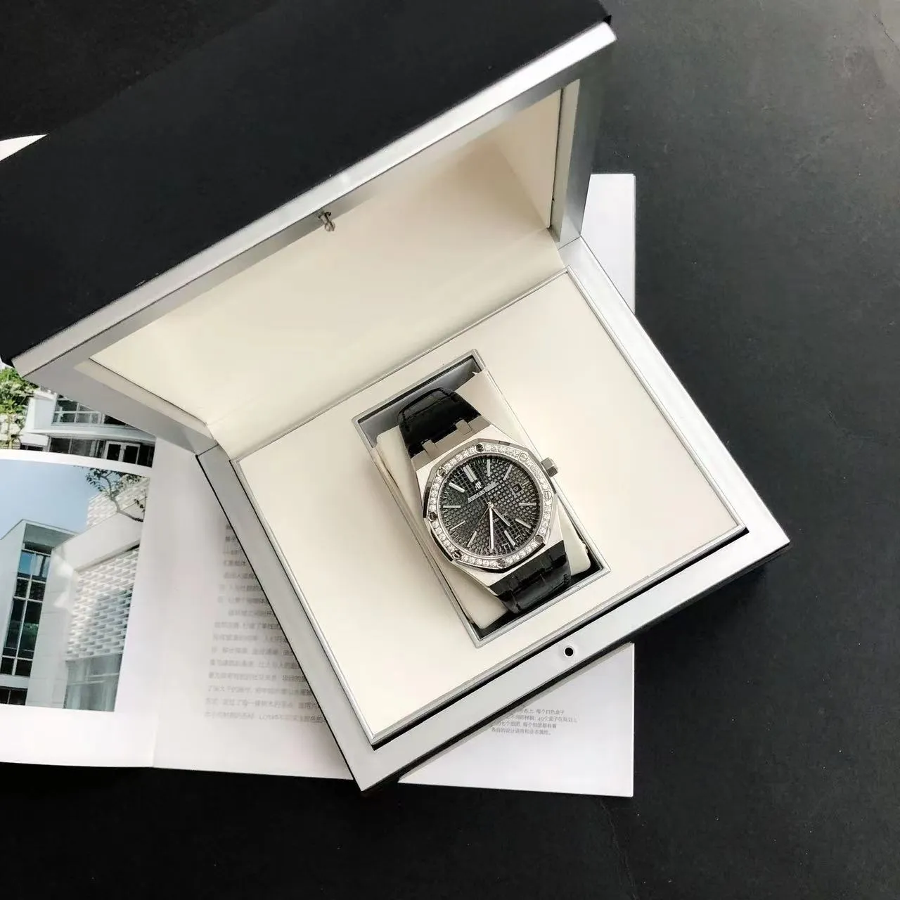 【High-end replica】💰1300! 【Customized all-in-one machine】💰1720! The 2022 newly upgraded Audemars Piguet 15400 series watch with diamond ring, as the most classic model of the Royal Oak series, has three hands and date display, unabashedly and vividly showing the luxurious and sporty atmosphere of the 15400 series. [Movement] GD products still adhere to the high cost performance and use 💯 brand new original Japanese imported Citizen 9015 automatic mechanical movement with zero repair, and correct the original movement top [Case] The case is made of 316 stainless steel with flawless white lines and clear and smooth lines. The ring is hand-inlaid with Swarovski crystal diamonds. The octagonal ring is equipped with eight screws and the bezel is bright and eye-catching. The size is 41mm/12mm. [Literature] The large checkered text is filled with fluorescent powder. It has a bright color and sharp contrast in the sun. The scale is filled with exclusive luminous light, which absorbs light quickly and has high durability. [Bracelet] Genuine leather bracelet with brushed texture on the case, equipped with a three-fold push-button buckle ⚠️Please look for the exclusive quality produced by GD