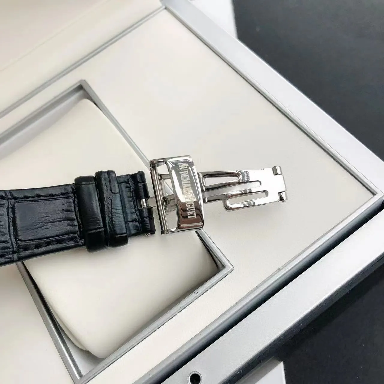 【High-end replica】💰1300! 【Customized all-in-one machine】💰1720! The 2022 newly upgraded Audemars Piguet 15400 series watch with diamond ring, as the most classic model of the Royal Oak series, has three hands and date display, unabashedly and vividly showing the luxurious and sporty atmosphere of the 15400 series. [Movement] GD products still adhere to the high cost performance and use 💯 brand new original Japanese imported Citizen 9015 automatic mechanical movement with zero repair, and correct the original movement top [Case] The case is made of 316 stainless steel with flawless white lines and clear and smooth lines. The ring is hand-inlaid with Swarovski crystal diamonds. The octagonal ring is equipped with eight screws and the bezel is bright and eye-catching. The size is 41mm/12mm. [Literature] The large checkered text is filled with fluorescent powder. It has a bright color and sharp contrast in the sun. The scale is filled with exclusive luminous light, which absorbs light quickly and has high durability. [Bracelet] Genuine leather bracelet with brushed texture on the case, equipped with a three-fold push-button buckle ⚠️Please look for the exclusive quality produced by GD