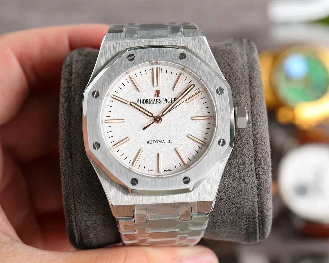 【Customized all-in-one machine】💰1720! 2022 Audemars Piguet - Audemars Piguet Royal Oak 50th Anniversary Special Launch The new dial design frosted process is integrated with the case and strap − 1⃣️The non-apron movement cover inside the case perfectly interprets the reputation of the King of Steel. The 8 screws on the ring are also very finely processed and have sharp edges. 2⃣️The glass is made of sapphire mirror with super anti-reflection 3⃣️The movement is Citizen 8215 (zero fault) 4⃣️The steel belt is impeccable in terms of curvature and brushing. 5⃣️The buckle is processed with one click and each buckle has undergone strict QC to ensure smoothness and no lag.