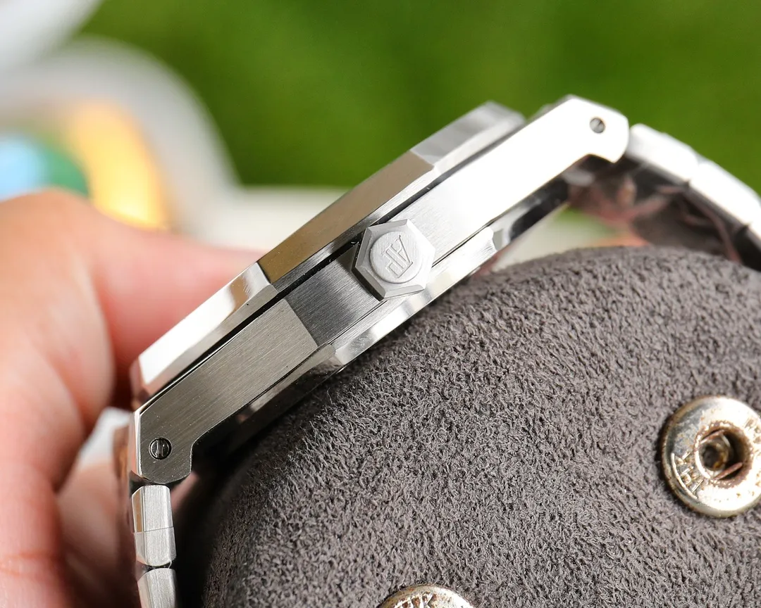 【Customized all-in-one machine】💰1720! 2022 Audemars Piguet - Audemars Piguet Royal Oak 50th Anniversary Special Launch The new dial design frosted process is integrated with the case and strap − 1⃣️The non-apron movement cover inside the case perfectly interprets the reputation of the King of Steel. The 8 screws on the ring are also very finely processed and have sharp edges. 2⃣️The glass is made of sapphire mirror with super anti-reflection 3⃣️The movement is Citizen 8215 (zero fault) 4⃣️The steel belt is impeccable in terms of curvature and brushing. 5⃣️The buckle is processed with one click and each buckle has undergone strict QC to ensure smoothness and no lag.