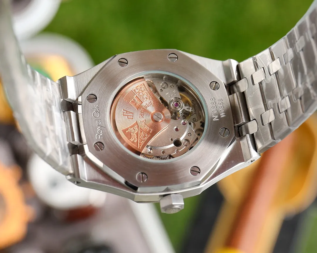 【Customized all-in-one machine】💰1720! 2022 Audemars Piguet - Audemars Piguet Royal Oak 50th Anniversary Special Launch The new dial design frosted process is integrated with the case and strap − 1⃣️The non-apron movement cover inside the case perfectly interprets the reputation of the King of Steel. The 8 screws on the ring are also very finely processed and have sharp edges. 2⃣️The glass is made of sapphire mirror with super anti-reflection 3⃣️The movement is Citizen 8215 (zero fault) 4⃣️The steel belt is impeccable in terms of curvature and brushing. 5⃣️The buckle is processed with one click and each buckle has undergone strict QC to ensure smoothness and no lag.