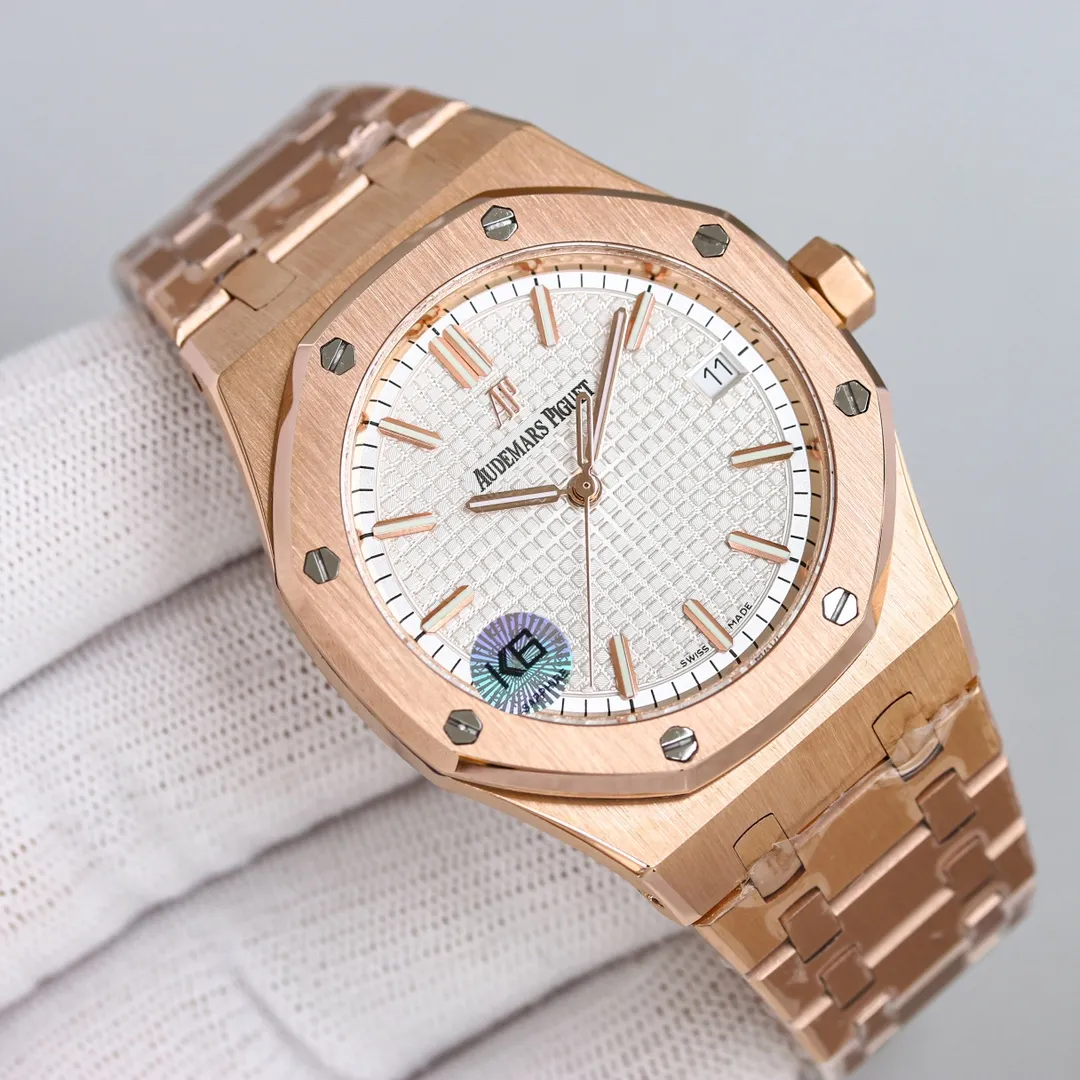 💎The shocking launch of Audemars Piguet AP Royal Oak 15500: removing the excess parts of the movement deck and making it more hollow - achieving the pinnacle of steel watches - demonstrating strength to defend the title of "steel" king! [6 subtleties] 1. The genuine product is disassembled and the size is 41X10.4 mm, which is consistent with the original product! 2. Perfectly restore every detail of the authentic watch case, showing the masculine temperament of the authentic "angular, perseverant and courageous" watch. 🎮3. The workmanship of the steel strap is impeccable, and is better than any steel strap watch on the market. The tightness of the "buffer belt" connecting the steel strap head and the watch is exactly the same as the original. 4. The automatic rotor pays tribute to the original. It is the only version on the market that has the same color as the original (general versions on the market are reddish) and the ap family emblem is uniquely carved on it. 5. Break the concept of plywood and use the 9015 movement to change the Audemars Piguet CAL.4302 all-in-one machine! More stable, better and more real. 6. The "biscuit texture" of the dial is three-dimensional and full, full of energy! It is by no means an ordinary small factory that is in despair. Experience the wonderful experience and feel the difference!