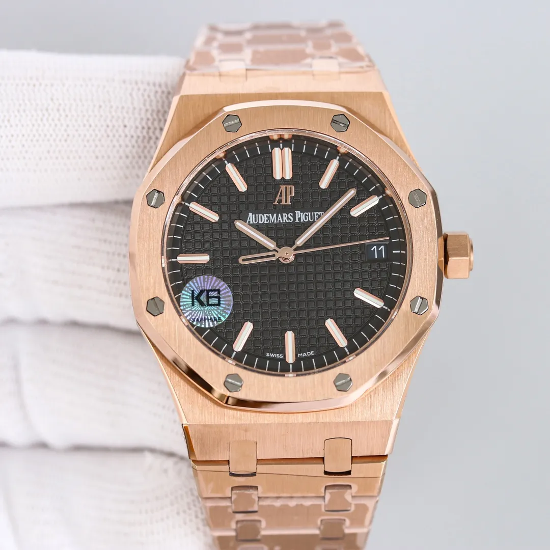 💎The shocking launch of Audemars Piguet AP Royal Oak 15500: removing the excess parts of the movement deck and making it more hollow - achieving the pinnacle of steel watches - demonstrating strength to defend the title of "steel" king! [6 subtleties] 1. The genuine product is disassembled and the size is 41X10.4 mm, which is consistent with the original product! 2. Perfectly restore every detail of the authentic watch case, showing the masculine temperament of the authentic "angular, perseverant and courageous" watch. 🎮3. The workmanship of the steel strap is impeccable, and is better than any steel strap watch on the market. The tightness of the "buffer belt" connecting the steel strap head and the watch is exactly the same as the original. 4. The automatic rotor pays tribute to the original. It is the only version on the market that has the same color as the original (general versions on the market are reddish) and the ap family emblem is uniquely carved on it. 5. Break the concept of plywood and use the 9015 movement to change the Audemars Piguet CAL.4302 all-in-one machine! More stable, better and more real. 6. The "biscuit texture" of the dial is three-dimensional and full, full of energy! It is by no means an ordinary small factory that is in despair. Experience the wonderful experience and feel the difference!