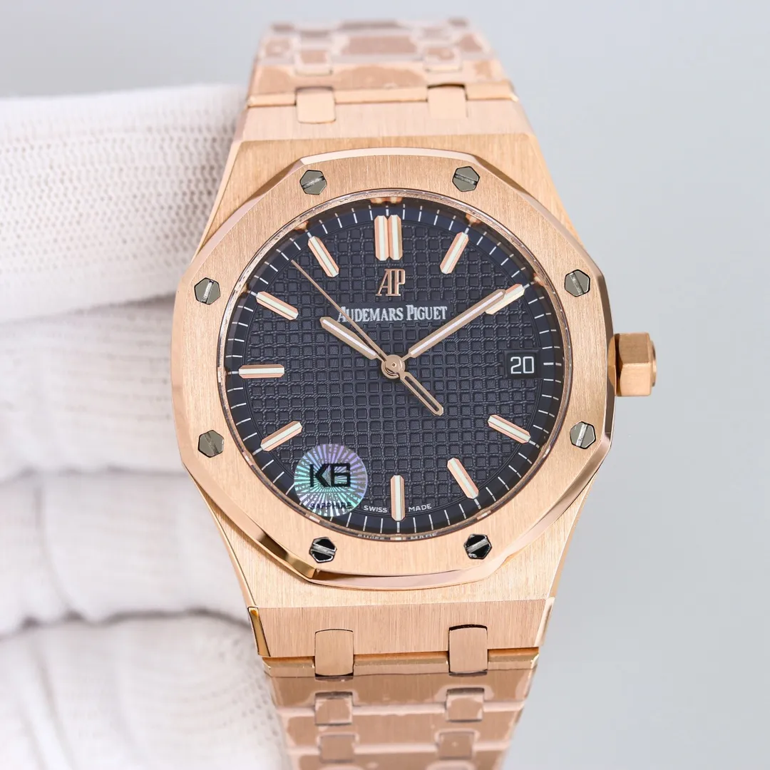 💎The shocking launch of Audemars Piguet AP Royal Oak 15500: removing the excess parts of the movement deck and making it more hollow - achieving the pinnacle of steel watches - demonstrating strength to defend the title of "steel" king! [6 subtleties] 1. The genuine product is disassembled and the size is 41X10.4 mm, which is consistent with the original product! 2. Perfectly restore every detail of the authentic watch case, showing the masculine temperament of the authentic "angular, perseverant and courageous" watch. 🎮3. The workmanship of the steel strap is impeccable, and is better than any steel strap watch on the market. The tightness of the "buffer belt" connecting the steel strap head and the watch is exactly the same as the original. 4. The automatic rotor pays tribute to the original. It is the only version on the market that has the same color as the original (general versions on the market are reddish) and the ap family emblem is uniquely carved on it. 5. Break the concept of plywood and use the 9015 movement to change the Audemars Piguet CAL.4302 all-in-one machine! More stable, better and more real. 6. The "biscuit texture" of the dial is three-dimensional and full, full of energy! It is by no means an ordinary small factory that is in despair. Experience the wonderful experience and feel the difference!
