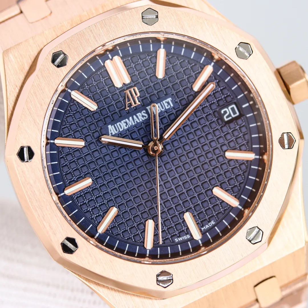 💎The shocking launch of Audemars Piguet AP Royal Oak 15500: removing the excess parts of the movement deck and making it more hollow - achieving the pinnacle of steel watches - demonstrating strength to defend the title of "steel" king! [6 subtleties] 1. The genuine product is disassembled and the size is 41X10.4 mm, which is consistent with the original product! 2. Perfectly restore every detail of the authentic watch case, showing the masculine temperament of the authentic "angular, perseverant and courageous" watch. 🎮3. The workmanship of the steel strap is impeccable, and is better than any steel strap watch on the market. The tightness of the "buffer belt" connecting the steel strap head and the watch is exactly the same as the original. 4. The automatic rotor pays tribute to the original. It is the only version on the market that has the same color as the original (general versions on the market are reddish) and the ap family emblem is uniquely carved on it. 5. Break the concept of plywood and use the 9015 movement to change the Audemars Piguet CAL.4302 all-in-one machine! More stable, better and more real. 6. The "biscuit texture" of the dial is three-dimensional and full, full of energy! It is by no means an ordinary small factory that is in despair. Experience the wonderful experience and feel the difference!