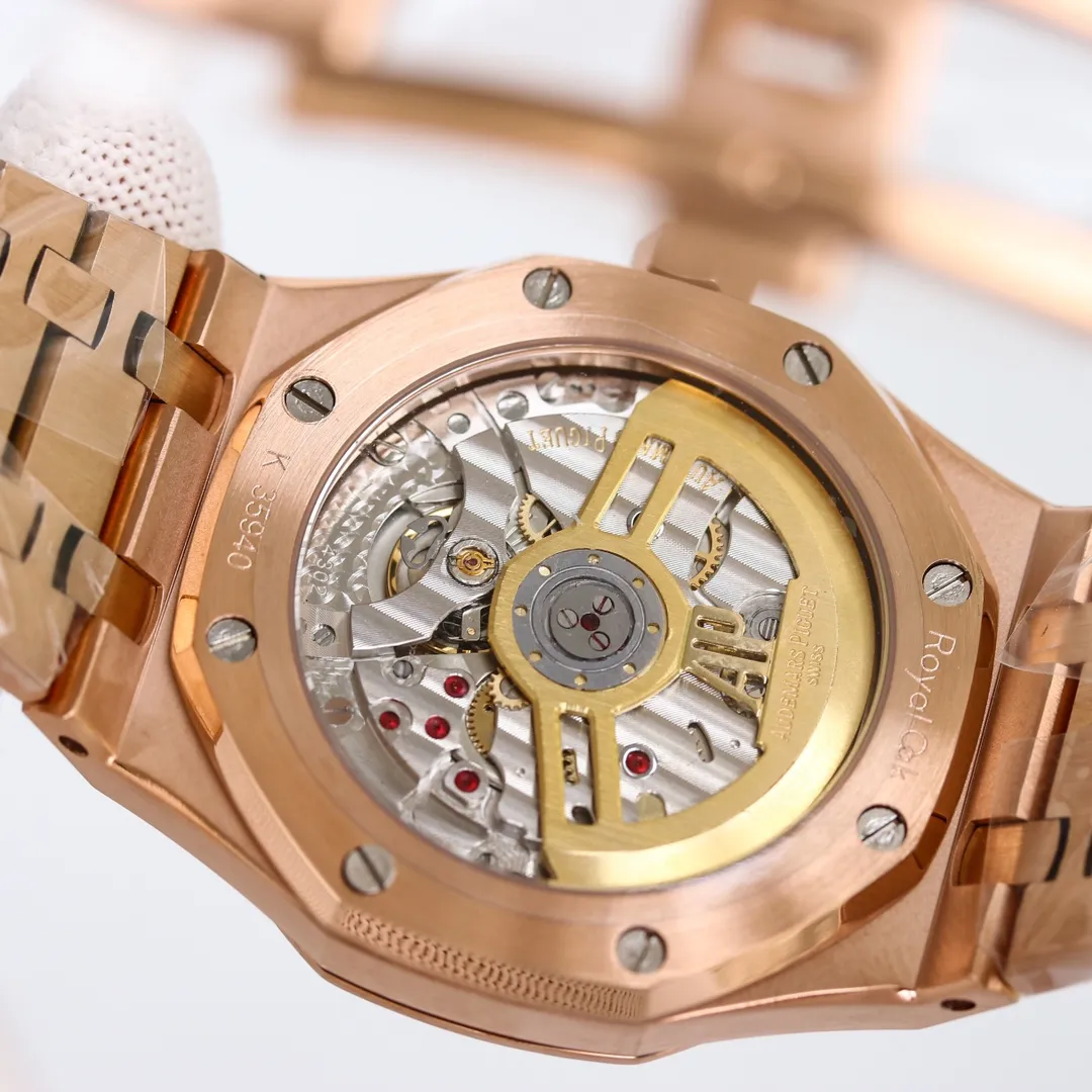 💎The shocking launch of Audemars Piguet AP Royal Oak 15500: removing the excess parts of the movement deck and making it more hollow - achieving the pinnacle of steel watches - demonstrating strength to defend the title of "steel" king! [6 subtleties] 1. The genuine product is disassembled and the size is 41X10.4 mm, which is consistent with the original product! 2. Perfectly restore every detail of the authentic watch case, showing the masculine temperament of the authentic "angular, perseverant and courageous" watch. 🎮3. The workmanship of the steel strap is impeccable, and is better than any steel strap watch on the market. The tightness of the "buffer belt" connecting the steel strap head and the watch is exactly the same as the original. 4. The automatic rotor pays tribute to the original. It is the only version on the market that has the same color as the original (general versions on the market are reddish) and the ap family emblem is uniquely carved on it. 5. Break the concept of plywood and use the 9015 movement to change the Audemars Piguet CAL.4302 all-in-one machine! More stable, better and more real. 6. The "biscuit texture" of the dial is three-dimensional and full, full of energy! It is by no means an ordinary small factory that is in despair. Experience the wonderful experience and feel the difference!