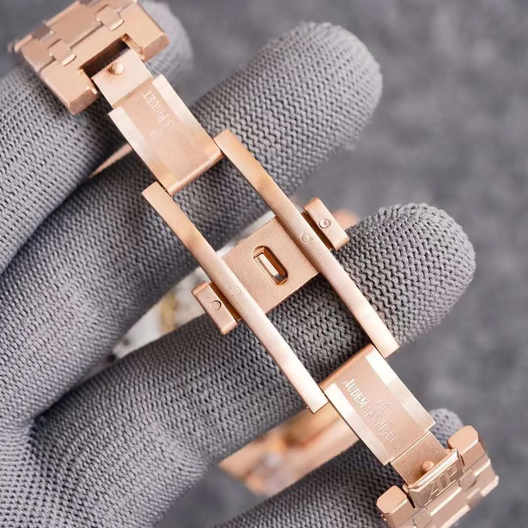 Audemars Piguet Royal Oak 15500 - Demonstrating strength and defending the "steel" king! The original mold size is 41X12 mm, which is consistent with the original product! It perfectly restores every detail of the authentic watch case, showing the masculine temperament of the authentic "angular, perseverance and courage". The workmanship of the steel strap is impeccable, and is better than any steel strap watch on the market. The tightness of the "buffer belt" connecting the steel strap head and the watch head is exactly the same as the original. It breaks the concept of plywood and exclusively reproduces the CAL.4302 all-in-one machine! More stable, better and more real. The "biscuit texture" on the dial is three-dimensional and full, full of energy! It is by no means an ordinary small factory that is in despair. Exquisite experience, different feelings 🔥 Top-quality products are constantly produced 🔥