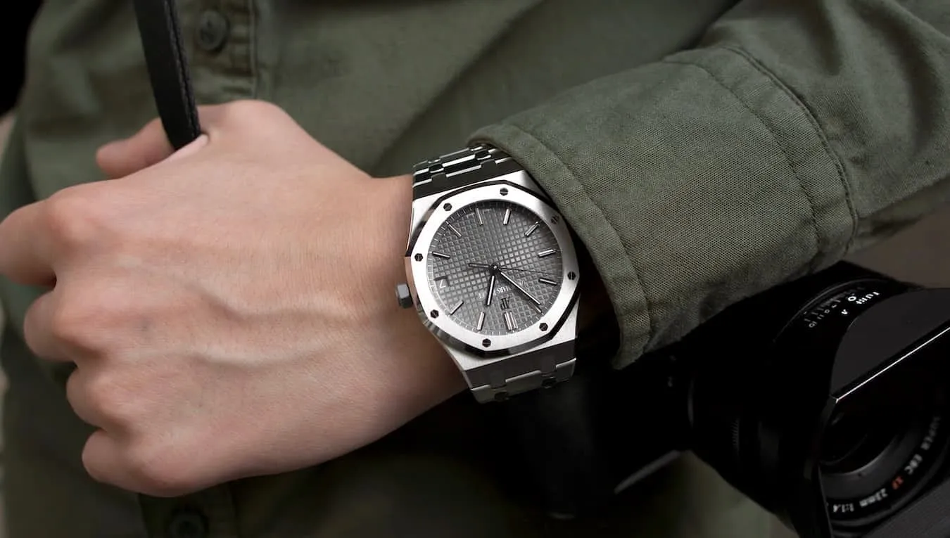 【High-end replica】💰1240! 【Customized all-in-one machine】💰1720! 【Top Replica】💰Private chat! Audemars Piguet Royal Oak 15500 - the pinnacle of steel watches currently on the market - demonstrates strength and is the defending "steel" king! [6 subtleties] 1. The genuine product is disassembled and the size is 41X10.4 mm, which is consistent with the original product! 2. Perfectly restore every detail of the authentic watch case, showing the masculine temperament of the authentic "angular, perseverant and courageous" watch. 3. The workmanship of the steel strap is impeccable, and is better than any steel strap watch on the market. The tightness of the "buffer belt" connecting the steel strap head and the watch title is exactly the same as the original. 4. The automatic rotor pays tribute to the original. It is the only version on the market that has the same color as the original (general versions on the market are reddish) and the ap family emblem is uniquely carved on it. 5. Break the concept of plywood and use Audemars Piguet CAL.4302 all-in-one machine! More stable, better and more real. 6. The "biscuit texture" of the dial is three-dimensional and full, full of energy! It is by no means an ordinary small factory that is in despair. Experience the wonderful experience and feel the difference! This picture was taken as a top-notch replica!