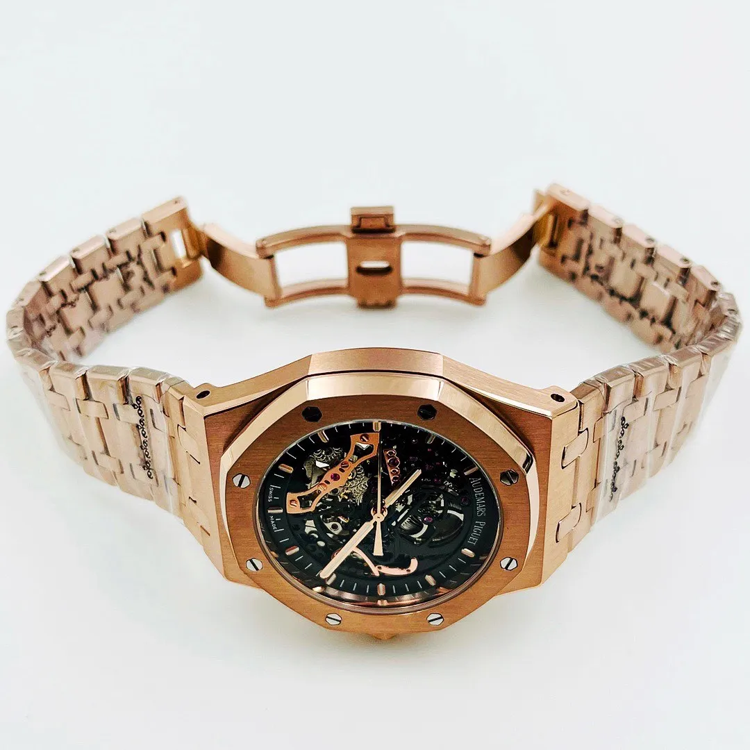 【Customized all-in-one machine】💰1640! Audemars Piguet-AP Royal Oak series. Exquisite hollow flywheel design. Exquisite skills and originality. Built-in customized hollow fully automatic imported 9015 mechanical movement. Case material is made of 316l stainless steel. The mirror is made of reinforced and wear-resistant glass. The strap has a movable link to fit the wrist. The case size is 42 mm in diameter and 12.2 mm in thickness. The hollow craft is noble and gentlemanly.