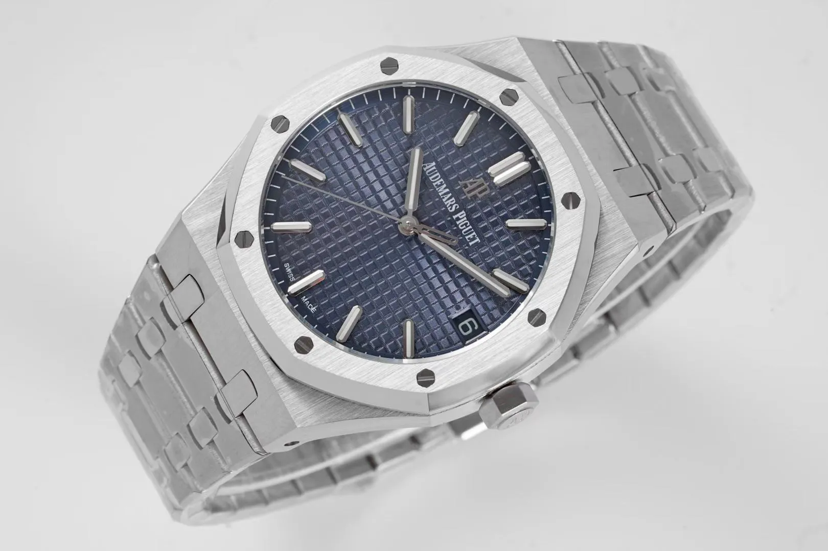 BF’s new product Audemars Piguet Royal Oak 15500 is the pinnacle of steel watches currently on the market. It demonstrates strength and is the defending “steel” king! [6 subtleties] 1. The genuine product is disassembled and the size is 41X10.4 mm, which is consistent with the original product! 2. Perfectly restore every detail of the authentic watch case, showing the masculine temperament of the authentic "angular, perseverant and courageous" watch. 3. The workmanship of the steel strap is impeccable, and is better than any steel strap watch on the market. The tightness of the "buffer belt" connecting the steel strap head and the watch title is exactly the same as the original. 4. The automatic rotor pays tribute to the original. It is the only version on the market that has the same color as the original (general versions on the market are reddish) and the ap family emblem is uniquely carved on it. 5. Break the concept of plywood and use the 9015 movement to change the Audemars Piguet CAL.4302 all-in-one machine! More stable, better and more real. 6. The "biscuit texture" of the dial is three-dimensional and full, full of energy! It is by no means an ordinary small factory that is in despair. Experience the wonderful experience and feel the difference! Produced by BF, it must be a high-quality product!