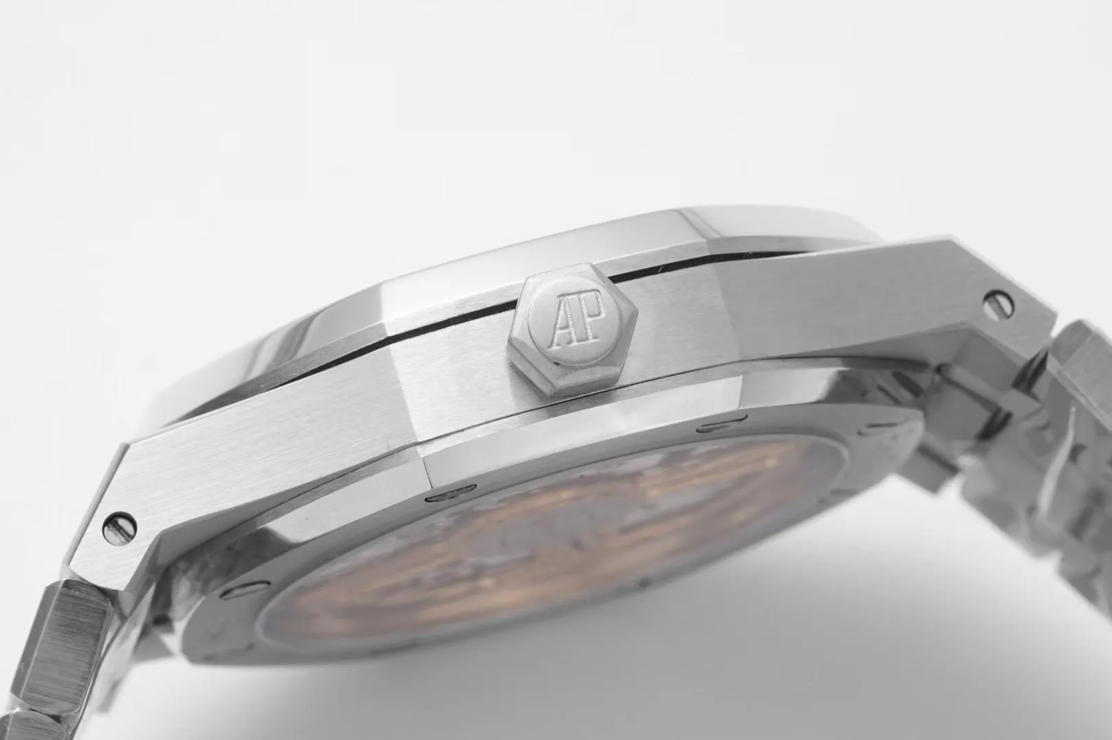 BF’s new product Audemars Piguet Royal Oak 15500 is the pinnacle of steel watches currently on the market. It demonstrates strength and is the defending “steel” king! [6 subtleties] 1. The genuine product is disassembled and the size is 41X10.4 mm, which is consistent with the original product! 2. Perfectly restore every detail of the authentic watch case, showing the masculine temperament of the authentic "angular, perseverant and courageous" watch. 3. The workmanship of the steel strap is impeccable, and is better than any steel strap watch on the market. The tightness of the "buffer belt" connecting the steel strap head and the watch title is exactly the same as the original. 4. The automatic rotor pays tribute to the original. It is the only version on the market that has the same color as the original (general versions on the market are reddish) and the ap family emblem is uniquely carved on it. 5. Break the concept of plywood and use the 9015 movement to change the Audemars Piguet CAL.4302 all-in-one machine! More stable, better and more real. 6. The "biscuit texture" of the dial is three-dimensional and full, full of energy! It is by no means an ordinary small factory that is in despair. Experience the wonderful experience and feel the difference! Produced by BF, it must be a high-quality product!