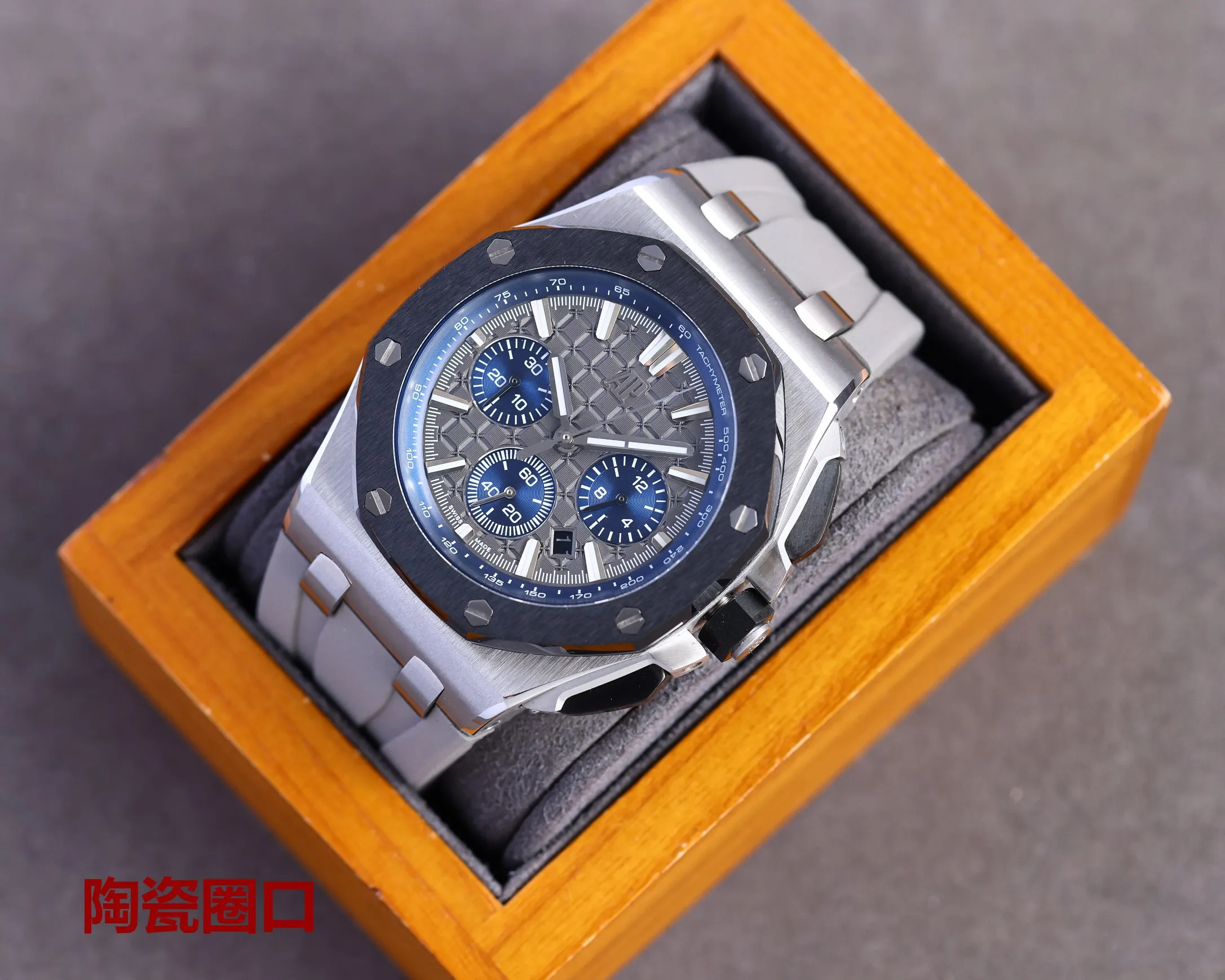 2022 latest Audemars Piguet 💍, ceramic ring 🔘 version 🅰️🅿️ Audemars Piguet Royal Oak Offshore Limited Multi-Function Chronograph Mechanical Watch Size 44MM17MM [Ring] The ring is made of imported ceramic ring which is consistent with the original one. [Head] The crown is made of hexagonal ceramic material, and the top is brushed and polished. [Movement] The watch core is more domineering against the transparent back cover. The gray-black automatic rotor has a sense of hierarchy, plus the inlaid gemstones on the surface of the watch core. 7750 modified 3126 fully automatic chronograph mechanical movement [Watch mirror] The watch mirror is made of imported sapphire glass mirror [Case] ​​Made of imported 316 fine steel Xin watch case [Strap] Paired with imported fluorine rubber strap and original pin buckle, a must-have artifact for tough guys. After multiple processes of grinding and frosting, AP’s unique octagonal bezel finally expresses sharp and angular lines. Audemars Piguet’s entry-level watch is highly recommended! ! !