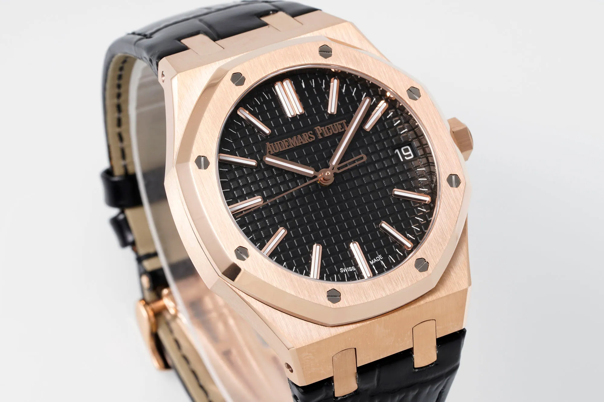 【High-end replica】💰1240! Top replica 💰Private chat! APS Audemars Piguet Royal Oak 15510 - shocking launch: using 4302 integrated movement - achieving the pinnacle of steel watches - demonstrating strength and defending the "steel" king! [5 subtleties] 1. The authentic product is disassembled and the size is 41X10.4 mm, which is consistent with the original product! 2. Perfectly restore every detail of the authentic watch case, showing the masculine temperament of the authentic "angular, perseverant and courageous" watch. 3. The workmanship of the steel strap is impeccable, and is better than any steel strap watch on the market. The tightness of the "buffer belt" connecting the steel strap head and the watch title is exactly the same as the original. 4. Audemars Piguet CAL.4302 all-in-one machine! Power up to 72 hours is more stable, better and more real. 5. The "biscuit texture" of the dial is three-dimensional and full, full of energy! It is by no means an ordinary small factory that is in despair. Experience the wonderful experience and feel the difference! Produced by APS, it must be a high-quality product!