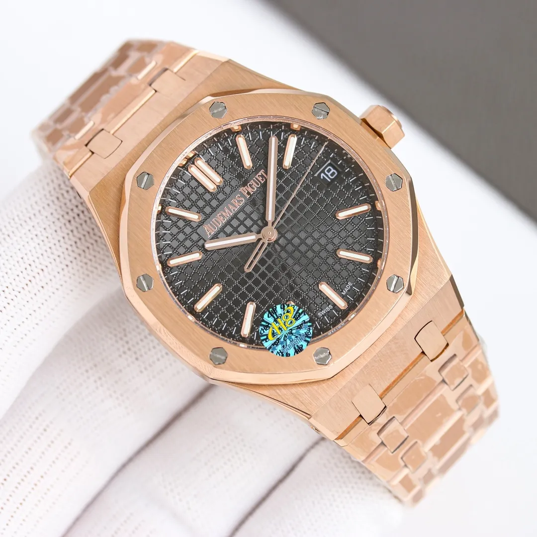 【High-end replica】💰1240! 【Customized all-in-one machine】💰1720! 【Top Replica】💰Private chat! Audemars Piguet Royal Oak 15500 - the pinnacle of steel watches currently on the market - demonstrates strength and is the defending "steel" king! [6 subtleties] 1. The genuine product is disassembled and the size is 41X10.4 mm, which is consistent with the original product! 2. Perfectly restore every detail of the authentic watch case, showing the masculine temperament of the authentic "angular, perseverant and courageous" watch. 3. The workmanship of the steel strap is impeccable, and is better than any steel strap watch on the market. The tightness of the "buffer belt" connecting the steel strap head and the watch title is exactly the same as the original. 4. The automatic rotor pays tribute to the original. It is the only version on the market that has the same color as the original (general versions on the market are reddish) and the ap family emblem is uniquely carved on it. 5. Break the concept of plywood and use Audemars Piguet CAL.4302 all-in-one machine! More stable, better and more real. 6. The "biscuit texture" of the dial is three-dimensional and full, full of energy! It is by no means an ordinary small factory that is in despair. Experience the wonderful experience and feel the difference! This picture was taken as a top-notch replica!