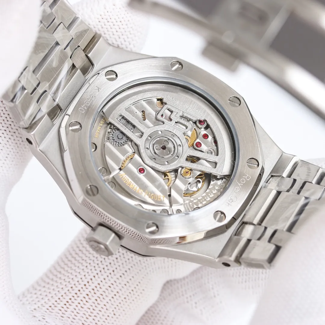 【High-end replica】💰1240! 【Customized all-in-one machine】💰1720! 【Top Replica】💰Private chat! Audemars Piguet Royal Oak 15500 - the pinnacle of steel watches currently on the market - demonstrates strength and is the defending "steel" king! [6 subtleties] 1. The genuine product is disassembled and the size is 41X10.4 mm, which is consistent with the original product! 2. Perfectly restore every detail of the authentic watch case, showing the masculine temperament of the authentic "angular, perseverant and courageous" watch. 3. The workmanship of the steel strap is impeccable, and is better than any steel strap watch on the market. The tightness of the "buffer belt" connecting the steel strap head and the watch title is exactly the same as the original. 4. The automatic rotor pays tribute to the original. It is the only version on the market that has the same color as the original (general versions on the market are reddish) and the ap family emblem is uniquely carved on it. 5. Break the concept of plywood and use Audemars Piguet CAL.4302 all-in-one machine! More stable, better and more real. 6. The "biscuit texture" of the dial is three-dimensional and full, full of energy! It is by no means an ordinary small factory that is in despair. Experience the wonderful experience and feel the difference! This picture was taken as a top-notch replica!