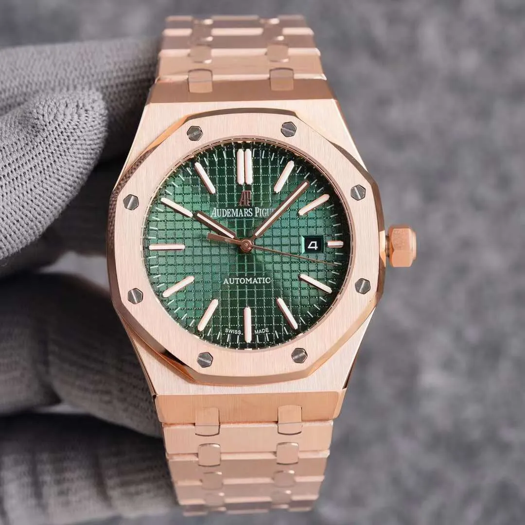 Audemars Piguet Royal Oak 15500 - Demonstrating strength and defending the "steel" king! The original mold size is 41X12 mm, which is consistent with the original product! It perfectly restores every detail of the authentic watch case, showing the masculine temperament of the authentic "angular, perseverance and courage". The workmanship of the steel strap is impeccable, and is better than any steel strap watch on the market. The tightness of the "buffer belt" connecting the steel strap head and the watch head is exactly the same as the original. It breaks the concept of plywood and exclusively reproduces the CAL.4302 all-in-one machine! More stable, better and more real. The "biscuit texture" on the dial is three-dimensional and full, full of energy! It is by no means an ordinary small factory that is in despair. Exquisite experience, different feelings 🔥 Top-quality products are constantly produced 🔥