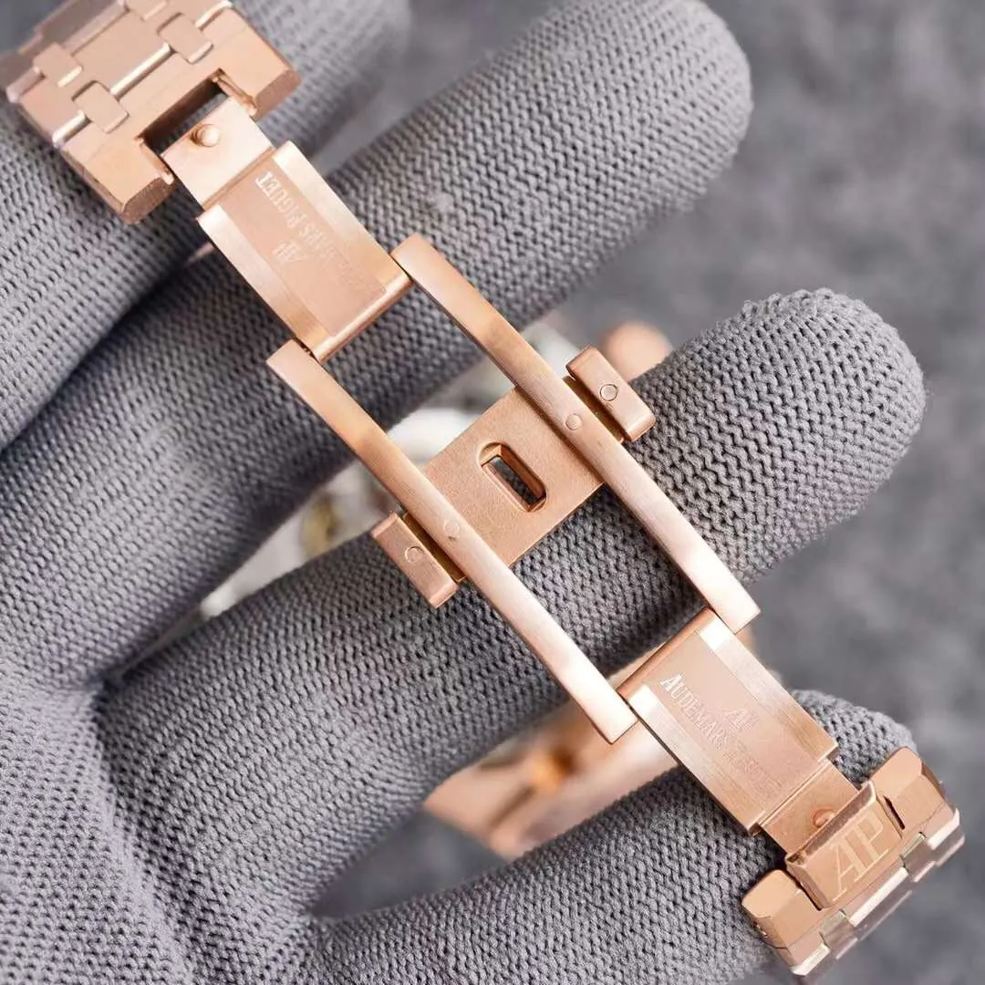 Audemars Piguet Royal Oak 15500 - Demonstrating strength and defending the "steel" king! The original mold size is 41X12 mm, which is consistent with the original product! It perfectly restores every detail of the authentic watch case, showing the masculine temperament of the authentic "angular, perseverance and courage". The workmanship of the steel strap is impeccable, and is better than any steel strap watch on the market. The tightness of the "buffer belt" connecting the steel strap head and the watch head is exactly the same as the original. It breaks the concept of plywood and exclusively reproduces the CAL.4302 all-in-one machine! More stable, better and more real. The "biscuit texture" on the dial is three-dimensional and full, full of energy! It is by no means an ordinary small factory that is in despair. Exquisite experience, different feelings 🔥 Top-quality products are constantly produced 🔥