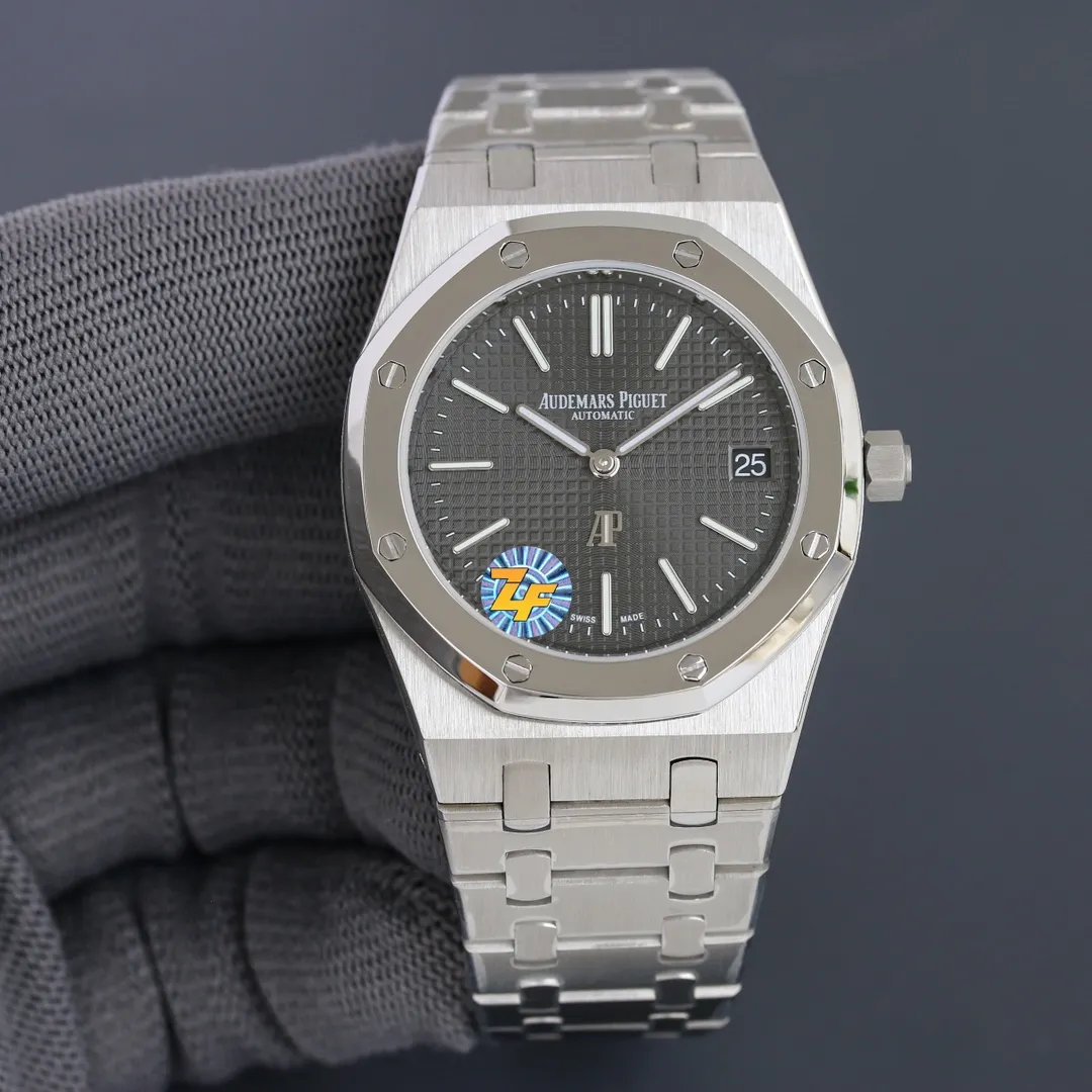 The grand finale of the year - the Audemars Piguet Royal Oak 15202 AP hard steel king pushes the style to a higher level [Case] ​​39MM diameter, classic octagonal ring polishing, the masculine shape has a slight sense of softness, with anti-glare sapphire crystal mirror and bottom cover, waterproof depth up to 200 meters. [Dial] It is dazzling and brilliant even in weak light, which is another technical breakthrough of ZF. Engraved with "Petite Tapisserie" small plaid decoration, fluorescent-coated white gold three-dimensional hour markers and Royal Oak series fluorescent-coated hands are simple yet noble. [Watch Strap] Steel King’s iconic watch strap is meticulously crafted, and each knot is of moderate size and width. Unlike the previous folding clasp, the AP square is also polished, which complements the similarly polished ring. [Movement] Self-researched and restored genuine Cal.2121 movement, with a similar appearance and no less stability than the original movement. God-level texture, the king of polishing! Please appreciate it and play with it!
