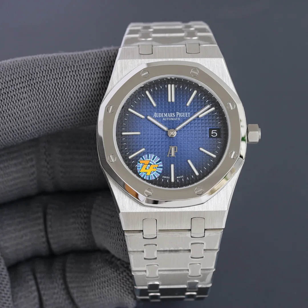 The grand finale of the year - the Audemars Piguet Royal Oak 15202 AP hard steel king pushes the style to a higher level [Case] ​​39MM diameter, classic octagonal ring polishing, the masculine shape has a slight sense of softness, with anti-glare sapphire crystal mirror and bottom cover, waterproof depth up to 200 meters. [Dial] It is dazzling and brilliant even in weak light, which is another technical breakthrough of ZF. Engraved with "Petite Tapisserie" small plaid decoration, fluorescent-coated white gold three-dimensional hour markers and Royal Oak series fluorescent-coated hands are simple yet noble. [Watch Strap] Steel King’s iconic watch strap is meticulously crafted, and each knot is of moderate size and width. Unlike the previous folding clasp, the AP square is also polished, which complements the similarly polished ring. [Movement] Self-researched and restored genuine Cal.2121 movement, with a similar appearance and no less stability than the original movement. God-level texture, the king of polishing! Please appreciate it and play with it!