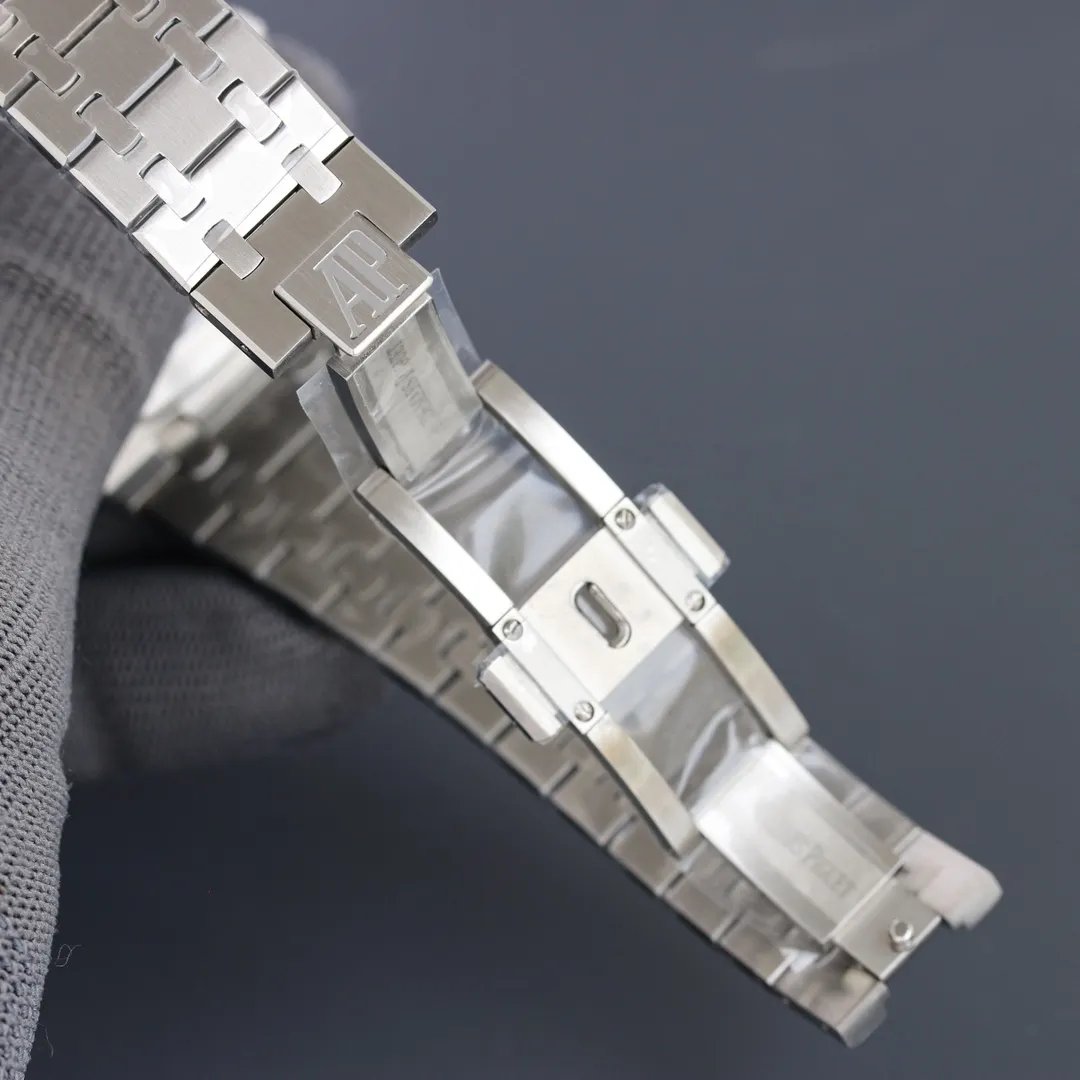 The grand finale of the year - the Audemars Piguet Royal Oak 15202 AP hard steel king pushes the style to a higher level [Case] ​​39MM diameter, classic octagonal ring polishing, the masculine shape has a slight sense of softness, with anti-glare sapphire crystal mirror and bottom cover, waterproof depth up to 200 meters. [Dial] It is dazzling and brilliant even in weak light, which is another technical breakthrough of ZF. Engraved with "Petite Tapisserie" small plaid decoration, fluorescent-coated white gold three-dimensional hour markers and Royal Oak series fluorescent-coated hands are simple yet noble. [Watch Strap] Steel King’s iconic watch strap is meticulously crafted, and each knot is of moderate size and width. Unlike the previous folding clasp, the AP square is also polished, which complements the similarly polished ring. [Movement] Self-researched and restored genuine Cal.2121 movement, with a similar appearance and no less stability than the original movement. God-level texture, the king of polishing! Please appreciate it and play with it!