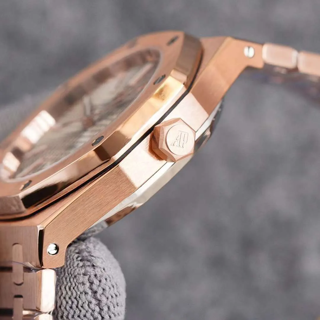 Audemars Piguet Royal Oak 15500 - Demonstrating strength and defending the "steel" king! The original mold size is 41X12 mm, which is consistent with the original product! It perfectly restores every detail of the authentic watch case, showing the masculine temperament of the authentic "angular, perseverance and courage". The workmanship of the steel strap is impeccable, and is better than any steel strap watch on the market. The tightness of the "buffer belt" connecting the steel strap head and the watch head is exactly the same as the original. It breaks the concept of plywood and exclusively reproduces the CAL.4302 all-in-one machine! More stable, better and more real. The "biscuit texture" on the dial is three-dimensional and full, full of energy! It is by no means an ordinary small factory that is in despair. Exquisite experience, different feelings 🔥 Top-quality products are constantly produced 🔥