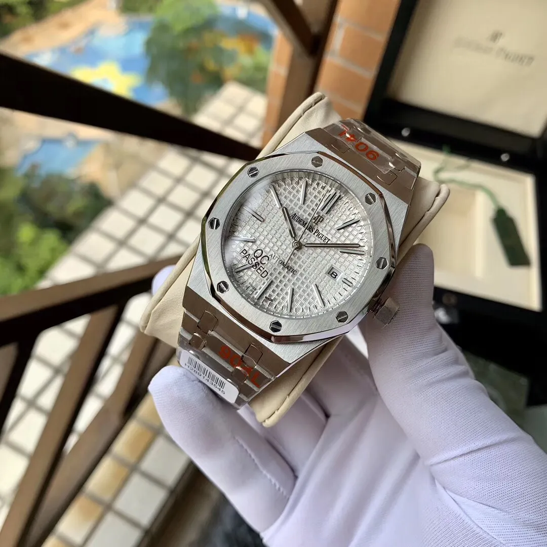 Audemars Piguet-Royal Oak AP‼ As the most basic model of the Royal Oak series, it does not have any special functions. It only has three hands and date display. It is fully automatic and fully displays the luxurious and sporty atmosphere of the 15400 series. The case is made of 316 stainless steel with white and flawless lines, and the octagonal ring is equipped with eight screws. The inlaid bezel is dazzling, with a size of 41mm/12mm. It uses fluorescent powder to fill the large checkered text. It is bright in sunlight and has sharp contrast. The scales are filled with exclusive luminous light, which absorbs light quickly and has high durability. The 316 stainless steel bracelet synchronizes the brushed texture of the case and is equipped with a three-fold push-button 🔥Top quality products are constantly produced🔥