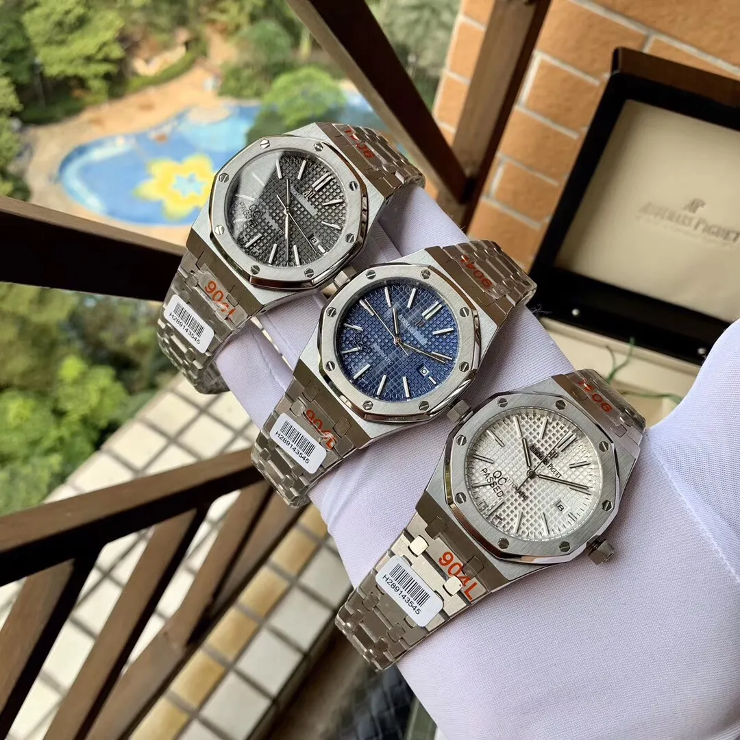 Audemars Piguet-Royal Oak AP‼ As the most basic model of the Royal Oak series, it does not have any special functions. It only has three hands and date display. It is fully automatic and fully displays the luxurious and sporty atmosphere of the 15400 series. The case is made of 316 stainless steel with white and flawless lines, and the octagonal ring is equipped with eight screws. The inlaid bezel is dazzling, with a size of 41mm/12mm. It uses fluorescent powder to fill the large checkered text. It is bright in sunlight and has sharp contrast. The scales are filled with exclusive luminous light, which absorbs light quickly and has high durability. The 316 stainless steel bracelet synchronizes the brushed texture of the case and is equipped with a three-fold push-button 🔥Top quality products are constantly produced🔥