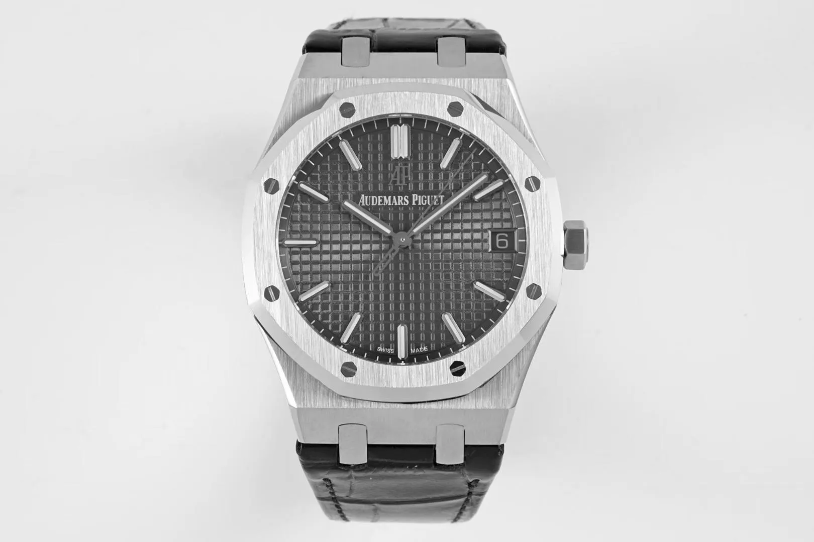 BF’s new product Audemars Piguet Royal Oak 15500 is the pinnacle of steel watches currently on the market. It demonstrates strength and is the defending “steel” king! [6 subtleties] 1. The genuine product is disassembled and the size is 41X10.4 mm, which is consistent with the original product! 2. Perfectly restore every detail of the authentic watch case, showing the masculine temperament of the authentic "angular, perseverant and courageous" watch. 3. The workmanship of the steel strap is impeccable, and is better than any steel strap watch on the market. The tightness of the "buffer belt" connecting the steel strap head and the watch title is exactly the same as the original. 4. The automatic rotor pays tribute to the original. It is the only version on the market that has the same color as the original (general versions on the market are reddish) and the ap family emblem is uniquely carved on it. 5. Break the concept of plywood and use the 9015 movement to change the Audemars Piguet CAL.4302 all-in-one machine! More stable, better and more real. 6. The "biscuit texture" of the dial is three-dimensional and full, full of energy! It is by no means an ordinary small factory that is in despair. Experience the wonderful experience and feel the difference! Produced by BF, it must be a high-quality product!
