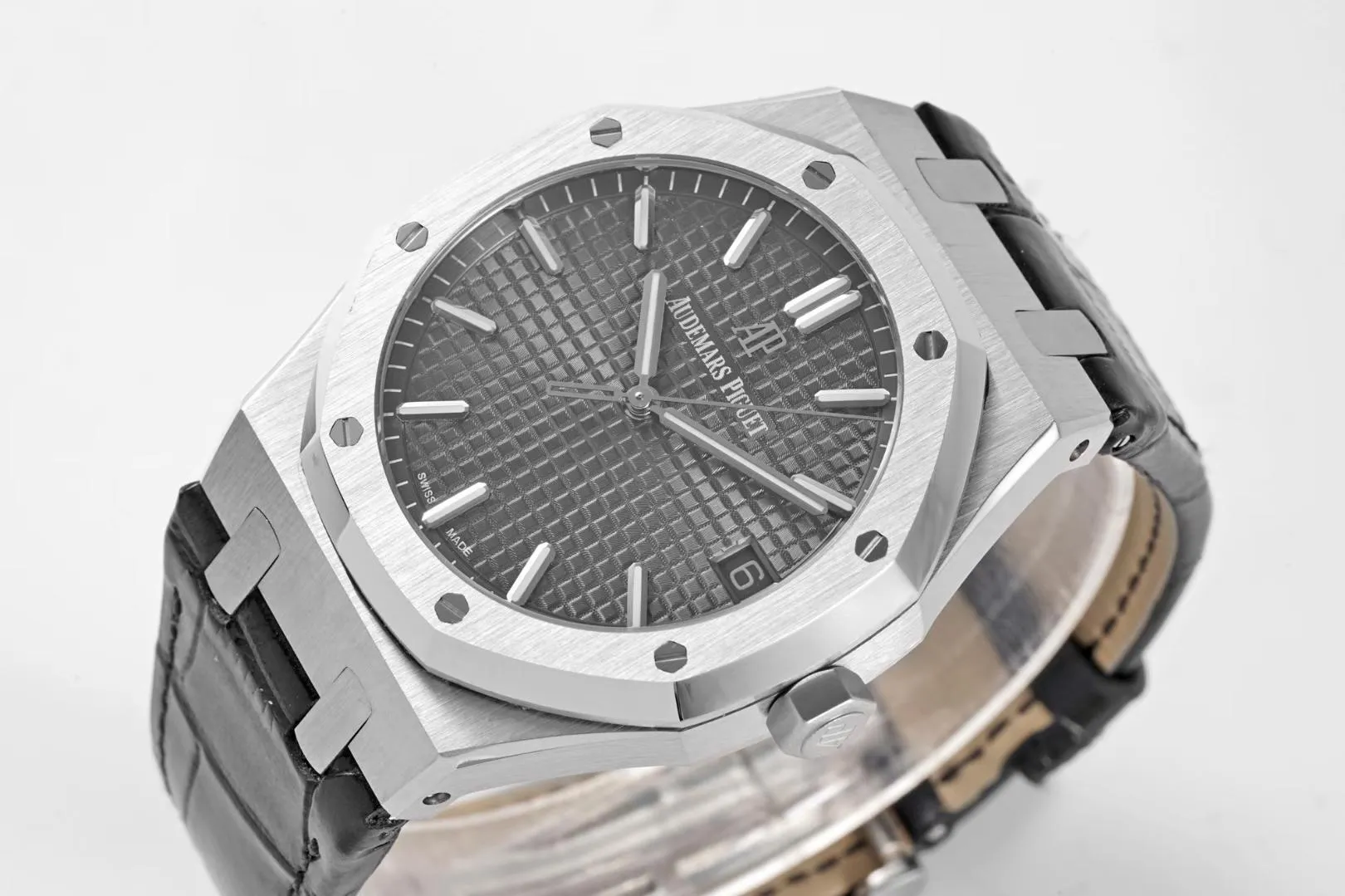 BF’s new product Audemars Piguet Royal Oak 15500 is the pinnacle of steel watches currently on the market. It demonstrates strength and is the defending “steel” king! [6 subtleties] 1. The genuine product is disassembled and the size is 41X10.4 mm, which is consistent with the original product! 2. Perfectly restore every detail of the authentic watch case, showing the masculine temperament of the authentic "angular, perseverant and courageous" watch. 3. The workmanship of the steel strap is impeccable, and is better than any steel strap watch on the market. The tightness of the "buffer belt" connecting the steel strap head and the watch title is exactly the same as the original. 4. The automatic rotor pays tribute to the original. It is the only version on the market that has the same color as the original (general versions on the market are reddish) and the ap family emblem is uniquely carved on it. 5. Break the concept of plywood and use the 9015 movement to change the Audemars Piguet CAL.4302 all-in-one machine! More stable, better and more real. 6. The "biscuit texture" of the dial is three-dimensional and full, full of energy! It is by no means an ordinary small factory that is in despair. Experience the wonderful experience and feel the difference! Produced by BF, it must be a high-quality product!