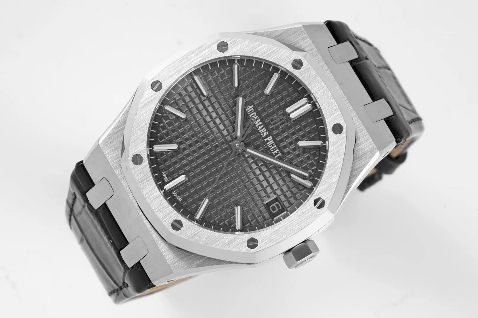 BF’s new product Audemars Piguet Royal Oak 15500 is the pinnacle of steel watches currently on the market. It demonstrates strength and is the defending “steel” king! [6 subtleties] 1. The genuine product is disassembled and the size is 41X10.4 mm, which is consistent with the original product! 2. Perfectly restore every detail of the authentic watch case, showing the masculine temperament of the authentic "angular, perseverant and courageous" watch. 3. The workmanship of the steel strap is impeccable, and is better than any steel strap watch on the market. The tightness of the "buffer belt" connecting the steel strap head and the watch title is exactly the same as the original. 4. The automatic rotor pays tribute to the original. It is the only version on the market that has the same color as the original (general versions on the market are reddish) and the ap family emblem is uniquely carved on it. 5. Break the concept of plywood and use the 9015 movement to change the Audemars Piguet CAL.4302 all-in-one machine! More stable, better and more real. 6. The "biscuit texture" of the dial is three-dimensional and full, full of energy! It is by no means an ordinary small factory that is in despair. Experience the wonderful experience and feel the difference! Produced by BF, it must be a high-quality product!