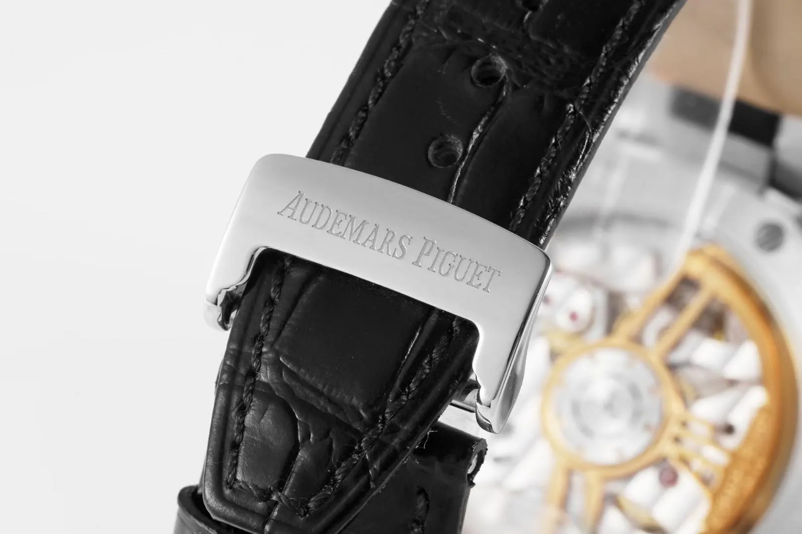 BF’s new product Audemars Piguet Royal Oak 15500 is the pinnacle of steel watches currently on the market. It demonstrates strength and is the defending “steel” king! [6 subtleties] 1. The genuine product is disassembled and the size is 41X10.4 mm, which is consistent with the original product! 2. Perfectly restore every detail of the authentic watch case, showing the masculine temperament of the authentic "angular, perseverant and courageous" watch. 3. The workmanship of the steel strap is impeccable, and is better than any steel strap watch on the market. The tightness of the "buffer belt" connecting the steel strap head and the watch title is exactly the same as the original. 4. The automatic rotor pays tribute to the original. It is the only version on the market that has the same color as the original (general versions on the market are reddish) and the ap family emblem is uniquely carved on it. 5. Break the concept of plywood and use the 9015 movement to change the Audemars Piguet CAL.4302 all-in-one machine! More stable, better and more real. 6. The "biscuit texture" of the dial is three-dimensional and full, full of energy! It is by no means an ordinary small factory that is in despair. Experience the wonderful experience and feel the difference! Produced by BF, it must be a high-quality product!