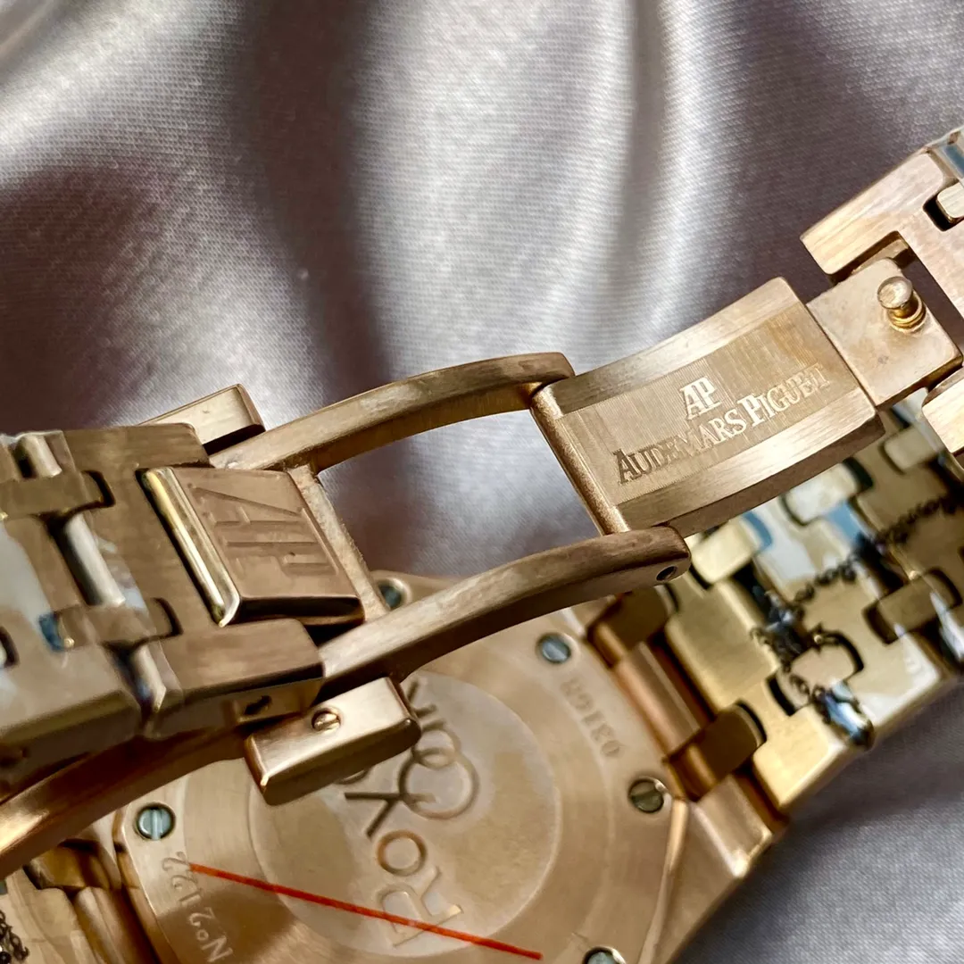 【Foreign trade import】💰920! Audemars Piguet Audemars Piguet Lady Tapisserie's new design and plaid decoration give the Royal Oak Offshore series watches. Made of 316 fine steel, the hour mark area of ​​the dial is decorated with exquisite circular patterns, creating a light and dark contrast effect. It caters to the modern pursuit of the trend of large-diameter women's watches and creates a more heroic side of women. It is sparkling and full of texture, highlighting the best classic among dynamic women's models! !