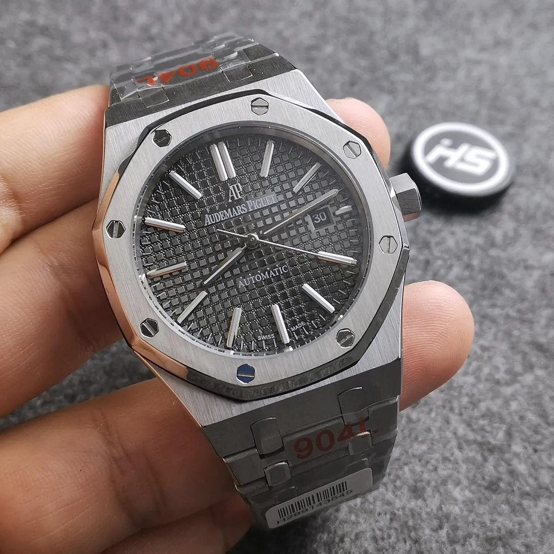 [Foreign Trade Import] 💰1160 The most basic model of the Audemars Piguet (AP) Royal Oak series, it does not have any special functions, only three hands and date display, unabashedly and vividly showing the luxurious and sporty atmosphere of the 15400 series. [Movement] The HS factory adheres to the principle of high cost performance, low price and affordable price. It is equipped with a brand new original Citizen 8215 automatic mechanical movement imported from Japan. It has accurate travel time, zero repairs, and corrects the 15400 original movement top. [Case] The case is made of 316 stainless steel Lassa white flawless lines with clear and smooth lines. The octagonal ring mouth is equipped with eight screws and the bezel is dazzling. The size is 41mm/12mm. [Literature] The large plaid letters are filled with fluorescent powder, which is bright in sunlight and has sharp contrast. The scales are filled with exclusive luminous light, which absorbs light quickly and has high durability. [Bracelet] 316 stainless steel bracelet with brushed texture on the case, with a three-fold push-button buckle ⚠️Please look for products produced by HS