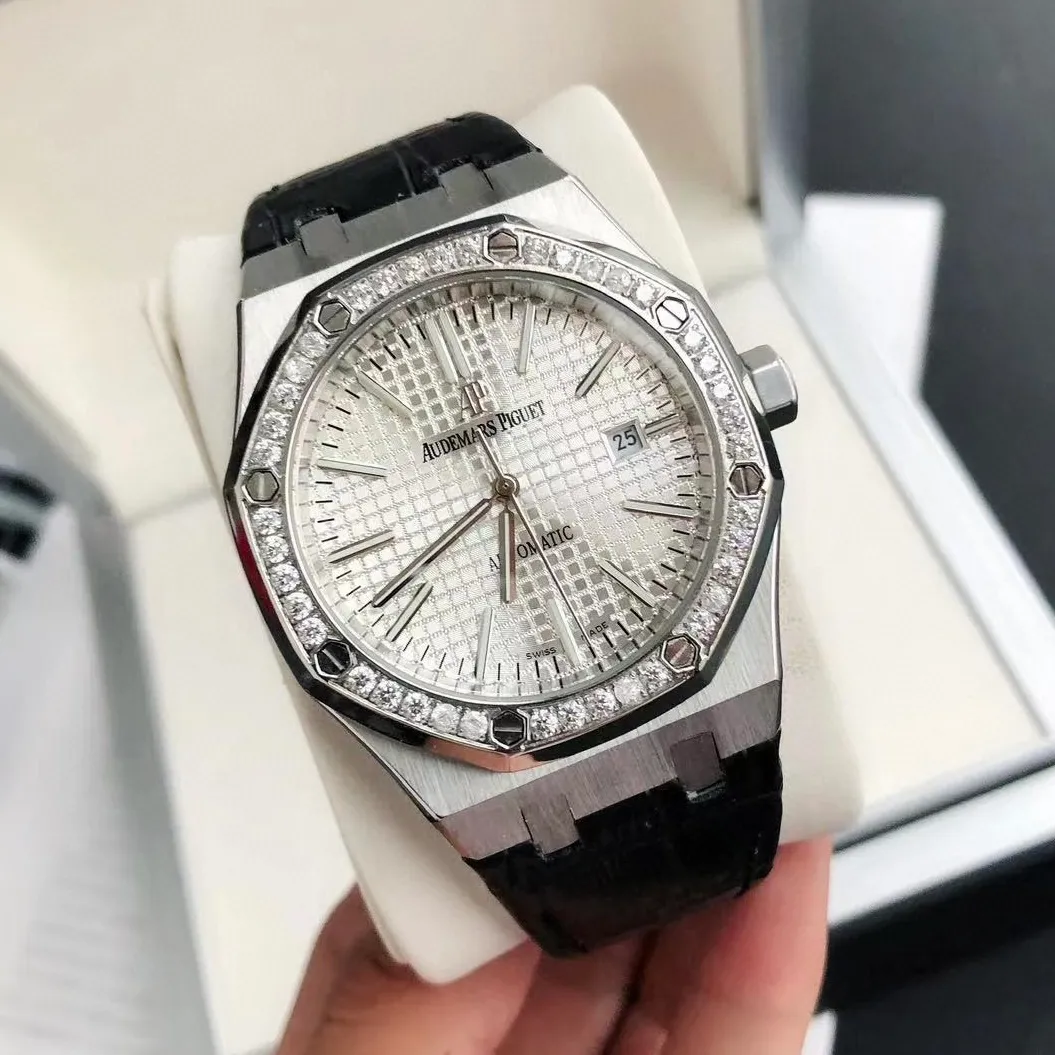 【High-end replica】💰1300! 【Customized all-in-one machine】💰1720! The 2022 newly upgraded Audemars Piguet 15400 series watch with diamond ring, as the most classic model of the Royal Oak series, has three hands and date display, unabashedly and vividly showing the luxurious and sporty atmosphere of the 15400 series. [Movement] GD products still adhere to the high cost performance and use 💯 brand new original Japanese imported Citizen 9015 automatic mechanical movement with zero repair, and correct the original movement top [Case] The case is made of 316 stainless steel with flawless white lines and clear and smooth lines. The ring is hand-inlaid with Swarovski crystal diamonds. The octagonal ring is equipped with eight screws and the bezel is bright and eye-catching. The size is 41mm/12mm. [Literature] The large checkered text is filled with fluorescent powder. It has a bright color and sharp contrast in the sun. The scale is filled with exclusive luminous light, which absorbs light quickly and has high durability. [Bracelet] Genuine leather bracelet with brushed texture on the case, equipped with a three-fold push-button buckle ⚠️Please look for the exclusive quality produced by GD