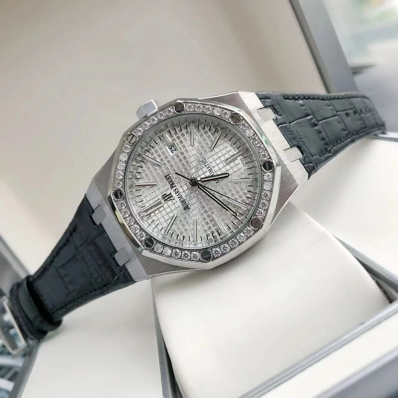 【High-end replica】💰1300! 【Customized all-in-one machine】💰1720! The 2022 newly upgraded Audemars Piguet 15400 series watch with diamond ring, as the most classic model of the Royal Oak series, has three hands and date display, unabashedly and vividly showing the luxurious and sporty atmosphere of the 15400 series. [Movement] GD products still adhere to the high cost performance and use 💯 brand new original Japanese imported Citizen 9015 automatic mechanical movement with zero repair, and correct the original movement top [Case] The case is made of 316 stainless steel with flawless white lines and clear and smooth lines. The ring is hand-inlaid with Swarovski crystal diamonds. The octagonal ring is equipped with eight screws and the bezel is bright and eye-catching. The size is 41mm/12mm. [Literature] The large checkered text is filled with fluorescent powder. It has a bright color and sharp contrast in the sun. The scale is filled with exclusive luminous light, which absorbs light quickly and has high durability. [Bracelet] Genuine leather bracelet with brushed texture on the case, equipped with a three-fold push-button buckle ⚠️Please look for the exclusive quality produced by GD