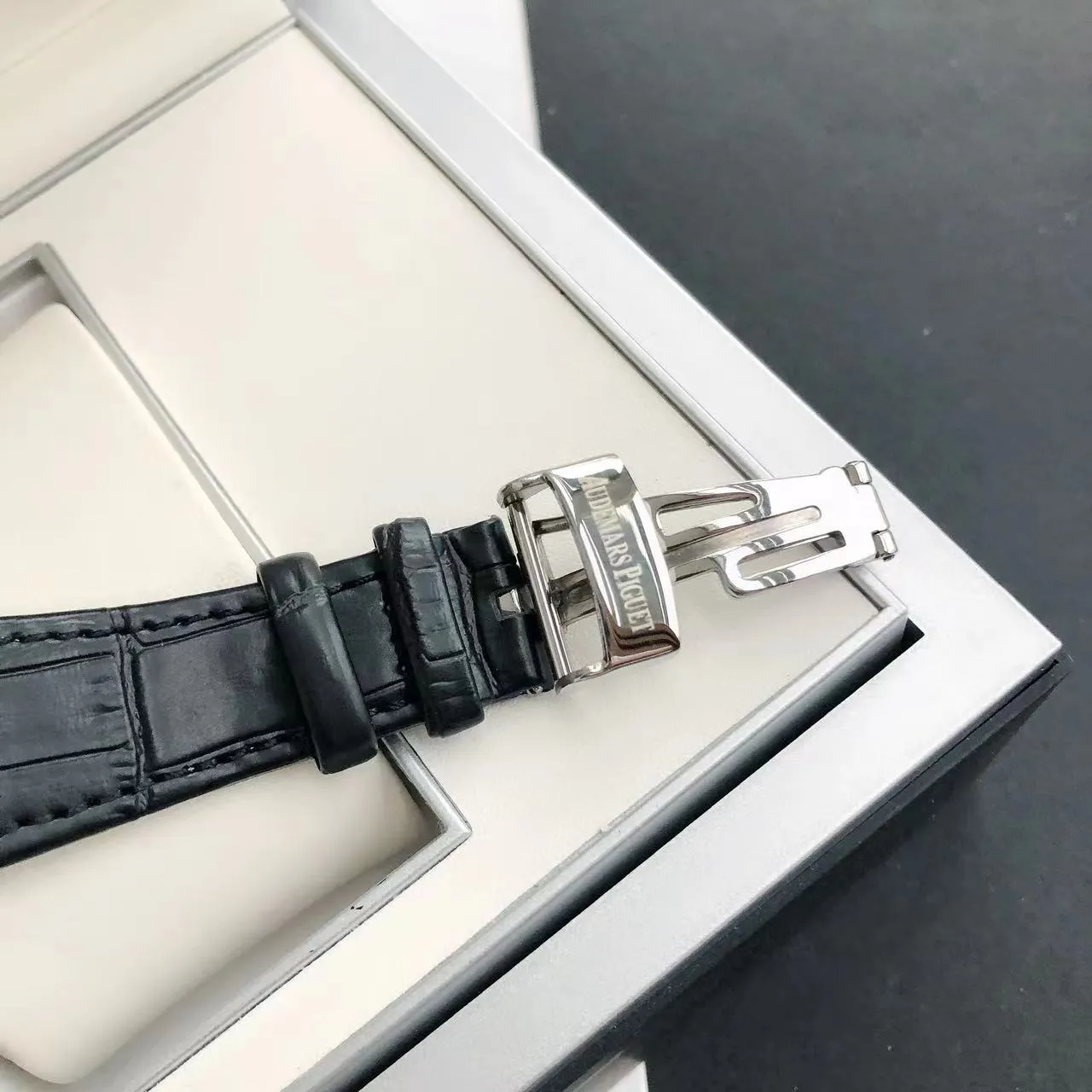 【High-end replica】💰1300! 【Customized all-in-one machine】💰1720! The 2022 newly upgraded Audemars Piguet 15400 series watch with diamond ring, as the most classic model of the Royal Oak series, has three hands and date display, unabashedly and vividly showing the luxurious and sporty atmosphere of the 15400 series. [Movement] GD products still adhere to the high cost performance and use 💯 brand new original Japanese imported Citizen 9015 automatic mechanical movement with zero repair, and correct the original movement top [Case] The case is made of 316 stainless steel with flawless white lines and clear and smooth lines. The ring is hand-inlaid with Swarovski crystal diamonds. The octagonal ring is equipped with eight screws and the bezel is bright and eye-catching. The size is 41mm/12mm. [Literature] The large checkered text is filled with fluorescent powder. It has a bright color and sharp contrast in the sun. The scale is filled with exclusive luminous light, which absorbs light quickly and has high durability. [Bracelet] Genuine leather bracelet with brushed texture on the case, equipped with a three-fold push-button buckle ⚠️Please look for the exclusive quality produced by GD
