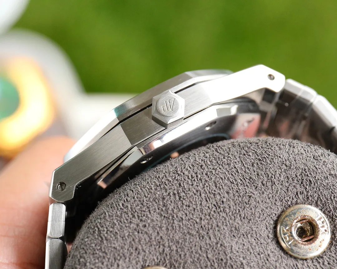 【Customized all-in-one machine】💰1720! 2022 Audemars Piguet - Audemars Piguet Royal Oak 50th Anniversary Special Launch The new dial design frosted process is integrated with the case and strap − 1⃣️The non-apron movement cover inside the case perfectly interprets the reputation of the King of Steel. The 8 screws on the ring are also very finely processed and have sharp edges. 2⃣️The glass is made of sapphire mirror with super anti-reflection 3⃣️The movement is Citizen 8215 (zero fault) 4⃣️The steel belt is impeccable in terms of curvature and brushing. 5⃣️The buckle is processed with one click and each buckle has undergone strict QC to ensure smoothness and no lag.
