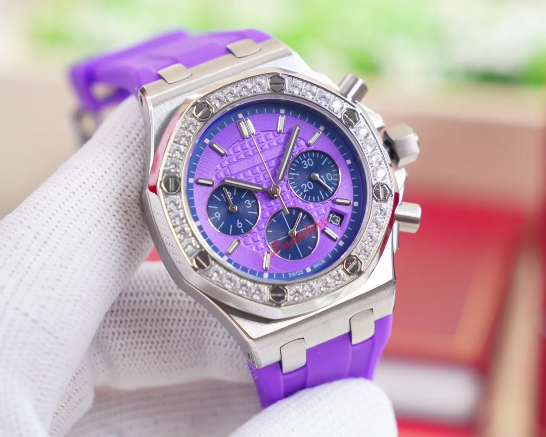 The goddess version of "Red Panda" is set with 32 brilliant-cut diamonds, with a total weight of about 1.02 carats. It is elegant and noble and can be used in all seasons. It is suitable for any occasion. "Red Panda" is full of attraction! Taiwan ZG Factory's latest masterpiece 🏅️🏅️ [Brand] Audemars Piguet [Series] Royal Oak Offshore [Movement] VK quartz movement imported from Japan (zero repair) [Case] 316L dissolved propeller precision cultured shell cover 4 pieces synthesized. The exquisite craftsmanship of CNC computer numerical control machine tools is consistent with the original product [Gender] Women [Mirror] Highly transparent tempered glass mirror [Buckle] 316L stainless steel case buckle [Size] Diameter 37MM Thickness 12MM Chic and outstanding "beauty" you deserve❤️❤️