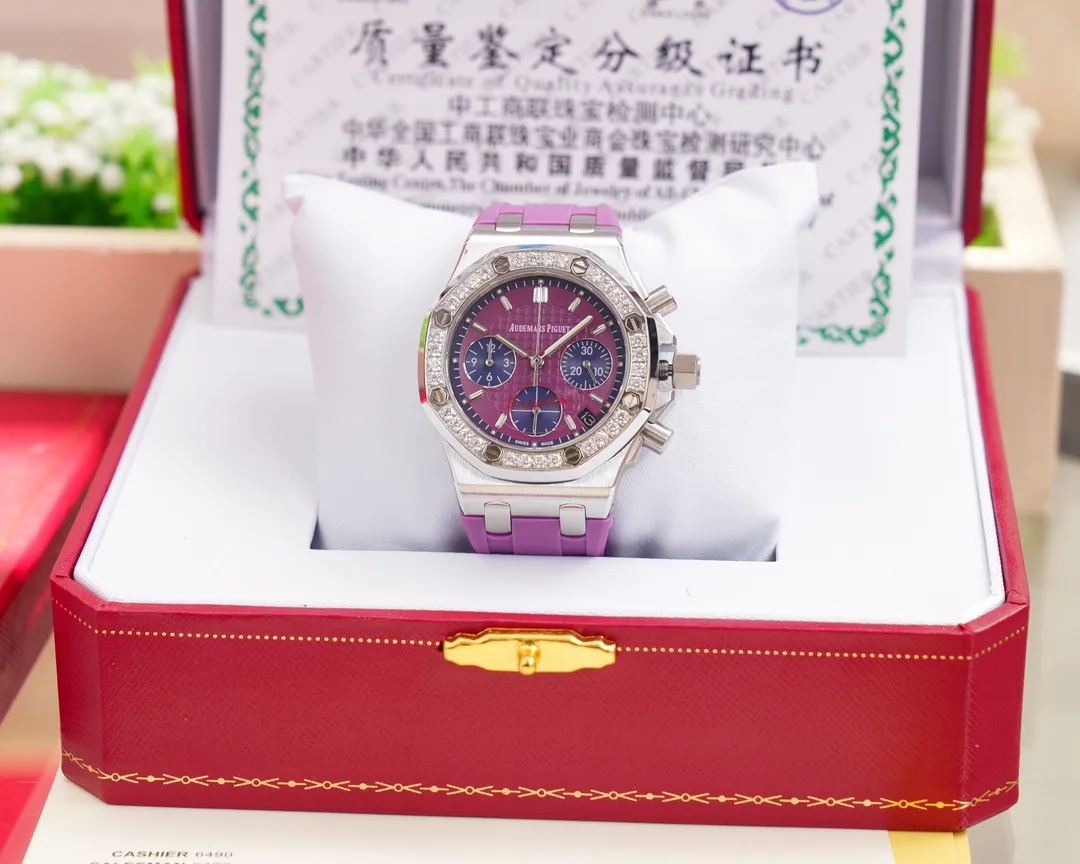 The goddess version of "Red Panda" is set with 32 brilliant-cut diamonds, with a total weight of about 1.02 carats. It is elegant and noble and can be used in all seasons. It is suitable for any occasion. "Red Panda" is full of attraction! Taiwan ZG Factory's latest masterpiece 🏅️🏅️ [Brand] Audemars Piguet [Series] Royal Oak Offshore [Movement] VK quartz movement imported from Japan (zero repair) [Case] 316L dissolved propeller precision cultured shell cover 4 pieces synthesized. The exquisite craftsmanship of CNC computer numerical control machine tools is consistent with the original product [Gender] Women [Mirror] Highly transparent tempered glass mirror [Buckle] 316L stainless steel case buckle [Size] Diameter 37MM Thickness 12MM Chic and outstanding "beauty" you deserve❤️❤️