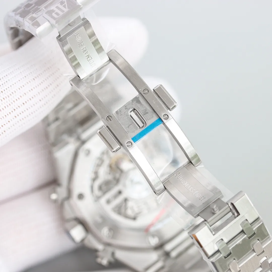 【Top Replica】💰Private chat! New product AP/Audemars Piguet Royal Oak series new 26240 chronograph, using the same Swiss 7750 chronograph movement as the original (6-digit small second transparent movement), with anti-glare sapphire high-transparent glass dial decorated with the classic Grande Tapisserie large plaid pattern 316 stainless steel alternates between satin brushing and polishing, showing an interesting contrast between matte and shiny surfaces. The rough and elegant 41mm dial is full of strength and has a super luminous display, which can read the time in any environment.