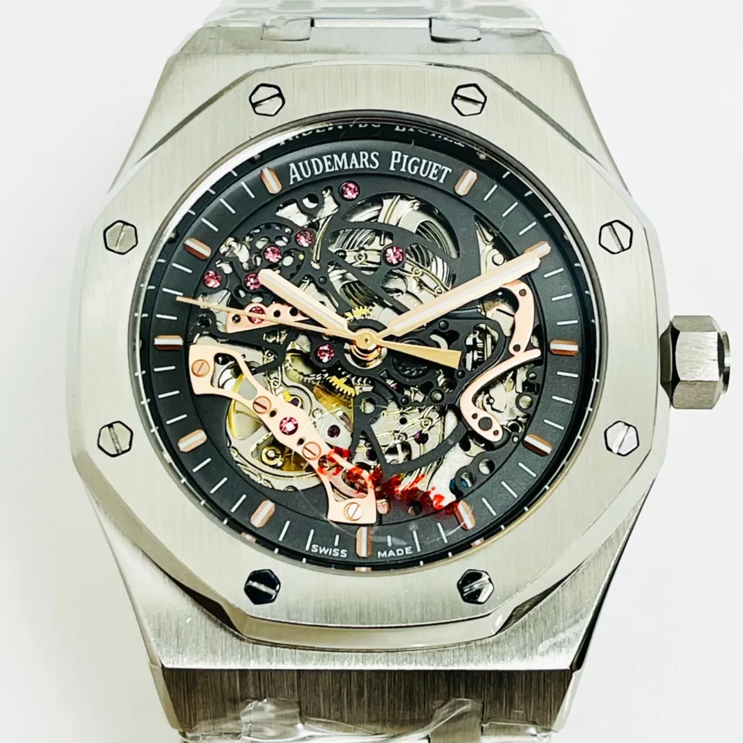 【Customized all-in-one machine】💰1640! Audemars Piguet-AP Royal Oak series. Exquisite hollow flywheel design. Exquisite skills and originality. Built-in customized hollow fully automatic imported 9015 mechanical movement. Case material is made of 316l stainless steel. The mirror is made of reinforced and wear-resistant glass. The strap has a movable link to fit the wrist. The case size is 42 mm in diameter and 12.2 mm in thickness. The hollow craft is noble and gentlemanly.
