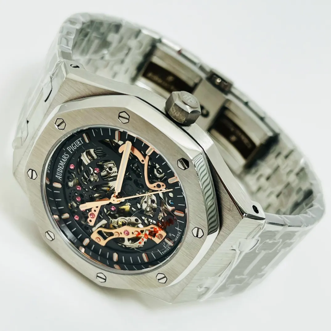 【Customized all-in-one machine】💰1640! Audemars Piguet-AP Royal Oak series. Exquisite hollow flywheel design. Exquisite skills and originality. Built-in customized hollow fully automatic imported 9015 mechanical movement. Case material is made of 316l stainless steel. The mirror is made of reinforced and wear-resistant glass. The strap has a movable link to fit the wrist. The case size is 42 mm in diameter and 12.2 mm in thickness. The hollow craft is noble and gentlemanly.