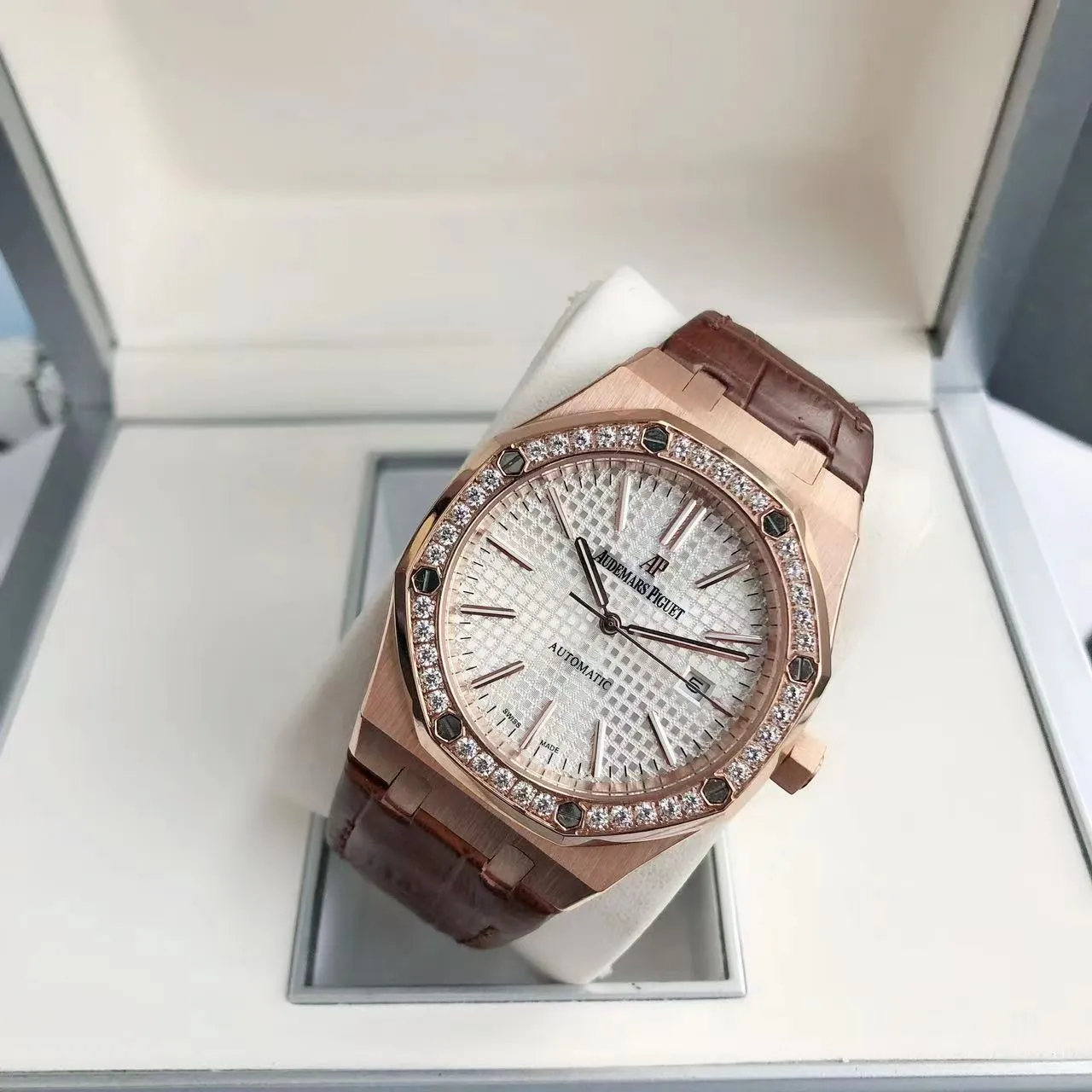 【High-end replica】💰1300! 【Customized all-in-one machine】💰1720! The 2024 newly upgraded Audemars Piguet 15400 series watch with diamond ring, as the most classic model of the Royal Oak series, has three hands and date display, unabashedly and vividly showing the luxurious and sporty atmosphere of the 15400 series. [Movement] GD products still adhere to the high cost performance and use 💯 brand new original Japanese imported Citizen 9015 automatic mechanical movement with zero repair, and correct the original movement top [Case] The case is made of 316 stainless steel with flawless white lines and clear and smooth lines. The ring is hand-inlaid with Swarovski crystal diamonds. The octagonal ring is equipped with eight screws and the bezel is bright and eye-catching. The size is 41mm/12mm. [Literature] The large checkered text is filled with fluorescent powder. It has a bright color and sharp contrast in the sun. The scale is filled with exclusive luminous light, which absorbs light quickly and has high durability. [Bracelet] Genuine calfskin strap with three-fold push-button buckle