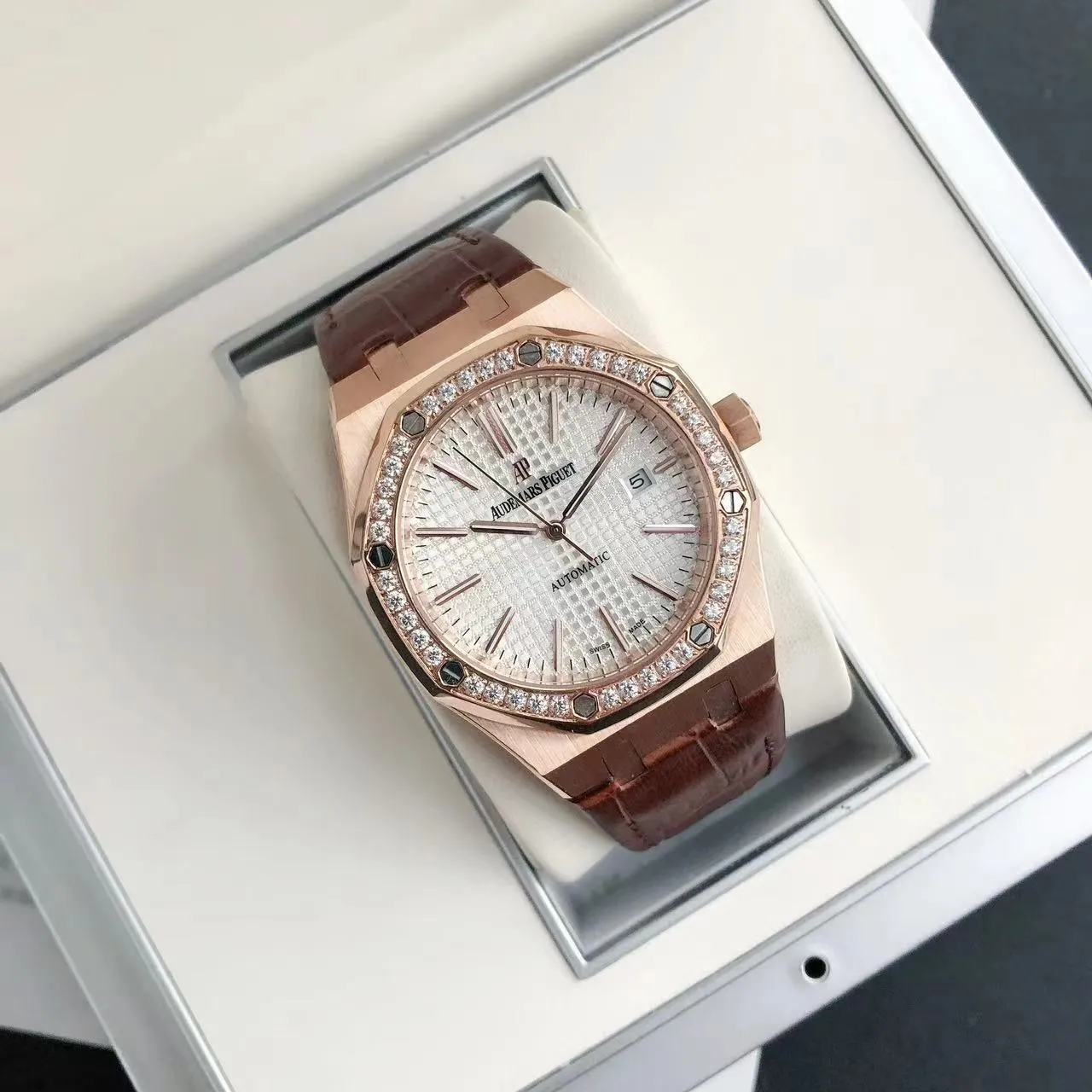 【High-end replica】💰1300! 【Customized all-in-one machine】💰1720! The 2024 newly upgraded Audemars Piguet 15400 series watch with diamond ring, as the most classic model of the Royal Oak series, has three hands and date display, unabashedly and vividly showing the luxurious and sporty atmosphere of the 15400 series. [Movement] GD products still adhere to the high cost performance and use 💯 brand new original Japanese imported Citizen 9015 automatic mechanical movement with zero repair, and correct the original movement top [Case] The case is made of 316 stainless steel with flawless white lines and clear and smooth lines. The ring is hand-inlaid with Swarovski crystal diamonds. The octagonal ring is equipped with eight screws and the bezel is bright and eye-catching. The size is 41mm/12mm. [Literature] The large checkered text is filled with fluorescent powder. It has a bright color and sharp contrast in the sun. The scale is filled with exclusive luminous light, which absorbs light quickly and has high durability. [Bracelet] Genuine calfskin strap with three-fold push-button buckle