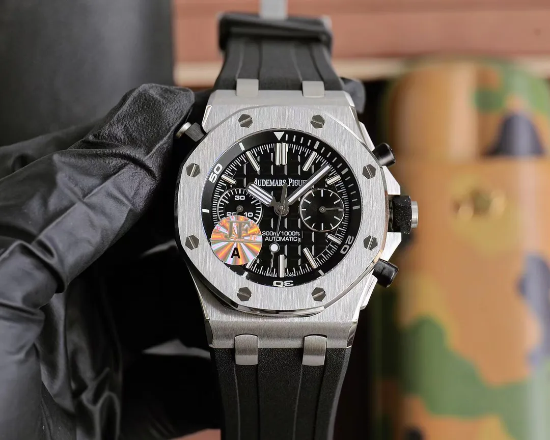 【High-end replica】💰1300! Top replica 💰Private chat! Audemars Piguet AP Royal Oak Series Fruit Model: 26703 running seconds chronograph automatic mechanical men's watch equipped with original cal.3124 movement diameter: 42mm super luminous 1. The case material is 316L stainless steel, which is forged by CNC to a diameter of 42mm in one step. The case is impeccable after being polished and polished many times through the drawing process, including the screws. 2. The grid pattern on the dial is well-proportioned and has a strong three-dimensional effect. The thickness and length of the scale lines are consistent with the original product. The nail hour markers are filled with super luminous material. Two groups of small disks are symmetrically distributed, like two small eyes. There are circles of magnification rings inside the disk, and the details are well processed. 3. The surface of the fluororubber strap has a strong frosted texture. It uses imported rubber that is odorless and dust-free, just to improve the comfort of wearing. 4. Both the front and rear glass are made of sapphire crystal mirror glass, and the mirror surface is also very transparent. This watch uses the 3124 movement, which has an appearance that is very similar to the original one, and its travel time is accurate and stable.