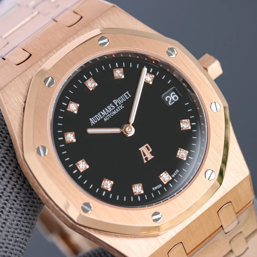 The grand finale of the year - the Audemars Piguet Royal Oak 15202 AP hard steel king pushes the style to a higher level [Case] ​​39MM diameter, classic octagonal ring polishing, the masculine shape has a slight sense of softness, with anti-glare sapphire crystal mirror and bottom cover, waterproof depth up to 200 meters. [Dial] It is dazzling and brilliant even in weak light, which is another technical breakthrough of ZF. Engraved with "Petite Tapisserie" small plaid decoration, fluorescent-coated white gold three-dimensional hour markers and Royal Oak series fluorescent-coated hands are simple yet noble. [Watch Strap] Steel King’s iconic watch strap is meticulously crafted, and each knot is of moderate size and width. Unlike the previous folding clasp, the AP square is also polished, which complements the similarly polished ring. [Movement] Self-researched and restored genuine Cal.2121 movement, with a similar appearance and no less stability than the original movement. God-level texture, the king of polishing! Please appreciate it and play with it!