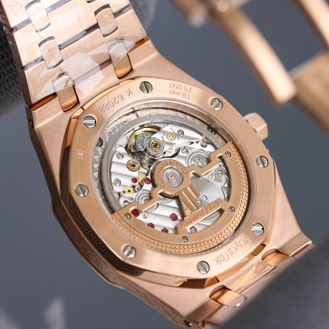 The grand finale of the year - the Audemars Piguet Royal Oak 15202 AP hard steel king pushes the style to a higher level [Case] ​​39MM diameter, classic octagonal ring polishing, the masculine shape has a slight sense of softness, with anti-glare sapphire crystal mirror and bottom cover, waterproof depth up to 200 meters. [Dial] It is dazzling and brilliant even in weak light, which is another technical breakthrough of ZF. Engraved with "Petite Tapisserie" small plaid decoration, fluorescent-coated white gold three-dimensional hour markers and Royal Oak series fluorescent-coated hands are simple yet noble. [Watch Strap] Steel King’s iconic watch strap is meticulously crafted, and each knot is of moderate size and width. Unlike the previous folding clasp, the AP square is also polished, which complements the similarly polished ring. [Movement] Self-researched and restored genuine Cal.2121 movement, with a similar appearance and no less stability than the original movement. God-level texture, the king of polishing! Please appreciate it and play with it!