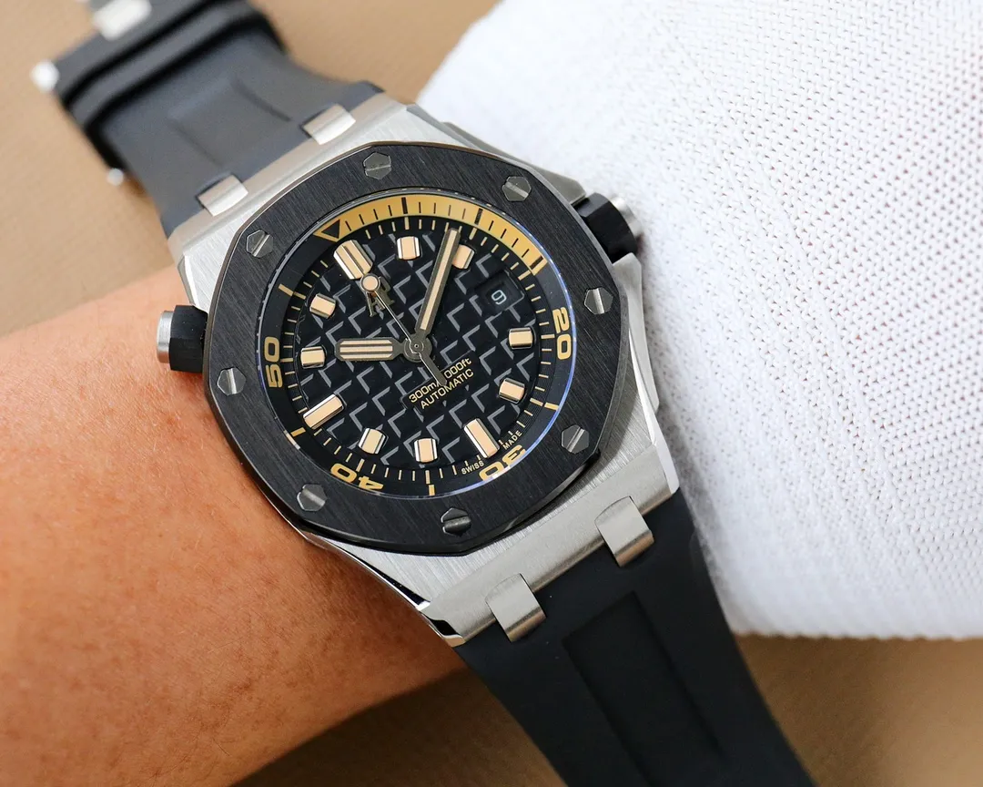 Audemars Piguet 15720ST.OO.A052CA.01 Royal Oak Offshore Men's Mechanical Watch, size 42MM14MM, with replica original Caliber 4️⃣3️⃣0️⃣8️⃣ fully automatic mechanical movement, anti-glare treated sapphire💎 crystal glass, imported 316 stainless steel case, with imported fluororubber strap Original pin buckle, people-friendly version, super high quality, super A workmanship, not ordinary goods in the market, good value for money, a must-have artifact for tough guys. After multiple processes of polishing and frosting, AP’s unique octagonal bezel finally expresses sharp and angular lines. Audemars Piguet’s entry-level watch is highly recommended! ! ! It took a long time to present the most exquisite watches to all watch lovers, and a pair of original straps will be given as a random gift 🔥Top products, high quality products constantly🔥