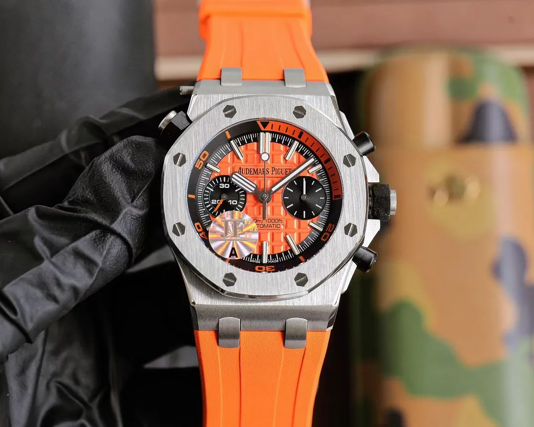 【High-end replica】💰1300! Top replica 💰Private chat! Audemars Piguet AP Royal Oak Series Fruit Model: 26703 running seconds chronograph automatic mechanical men's watch equipped with original cal.3124 movement diameter: 42mm super luminous 1. The case material is 316L stainless steel, which is forged by CNC to a diameter of 42mm in one step. The case is impeccable after being polished and polished many times through the drawing process, including the screws. 2. The grid pattern on the dial is well-proportioned and has a strong three-dimensional effect. The thickness and length of the scale lines are consistent with the original product. The nail hour markers are filled with super luminous material. Two groups of small disks are symmetrically distributed, like two small eyes. There are circles of magnification rings inside the disk, and the details are well processed. 3. The surface of the fluororubber strap has a strong frosted texture. It uses imported rubber that is odorless and dust-free, just to improve the comfort of wearing. 4. Both the front and rear glass are made of sapphire crystal mirror glass, and the mirror surface is also very transparent. This watch uses the 3124 movement, which has an appearance that is very similar to the original one, and its travel time is accurate and stable.